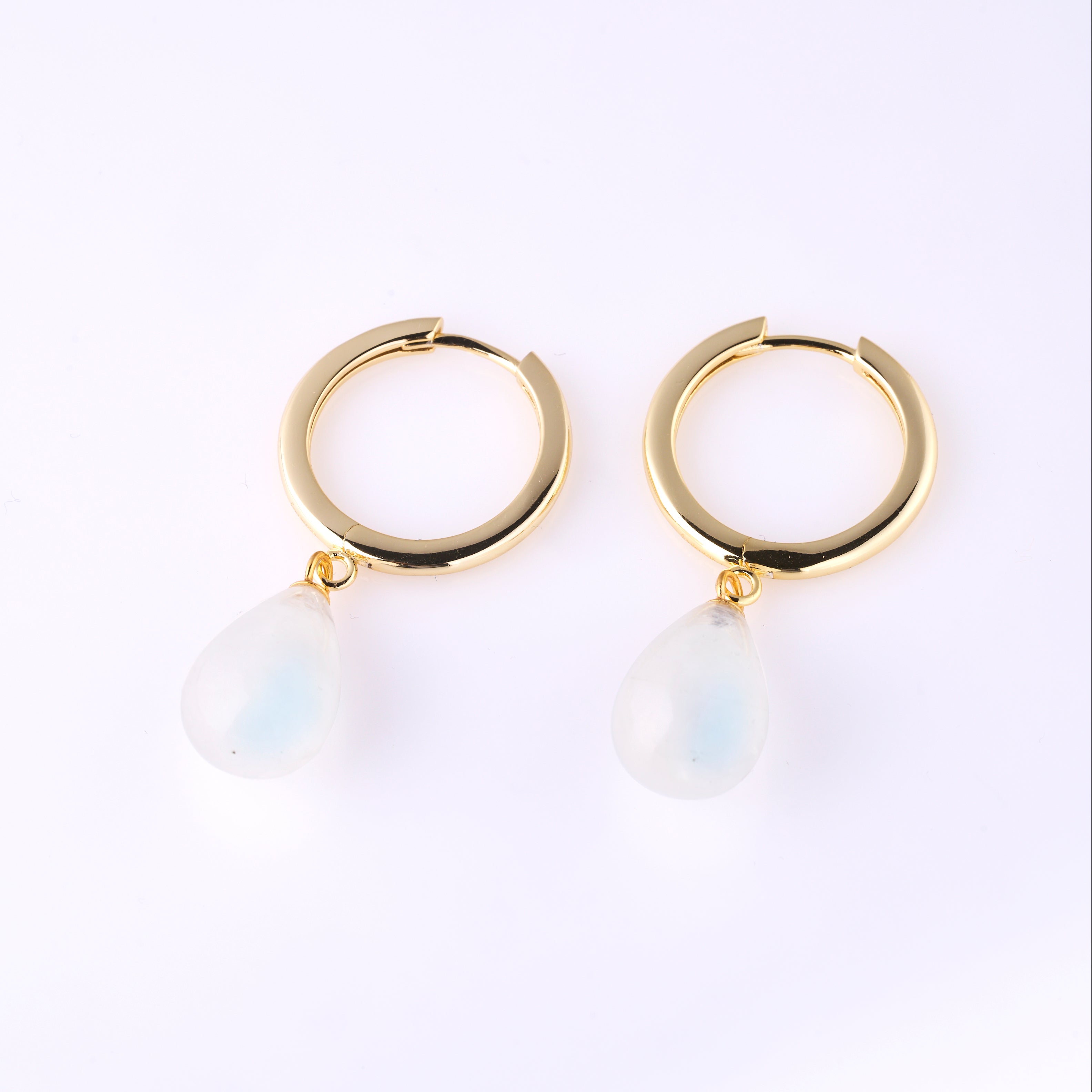 Créoles plaquées or avec pierre de lune arc-en-ciel