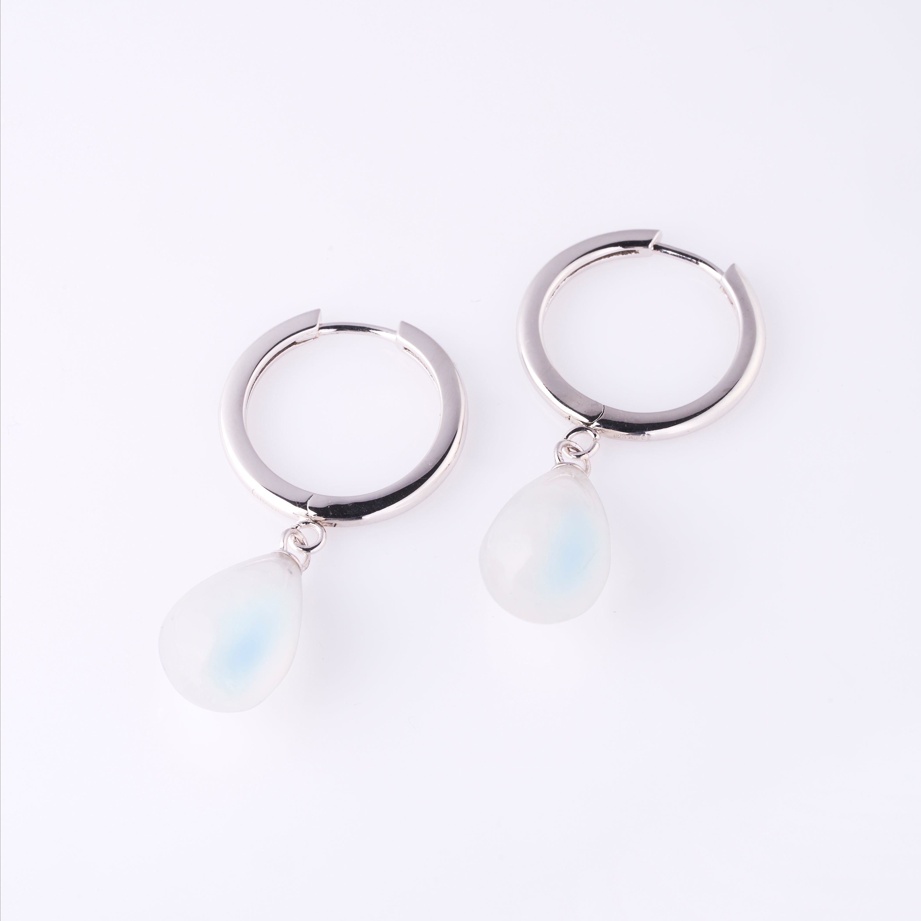 Créoles plaquées or avec pierre de lune arc-en-ciel