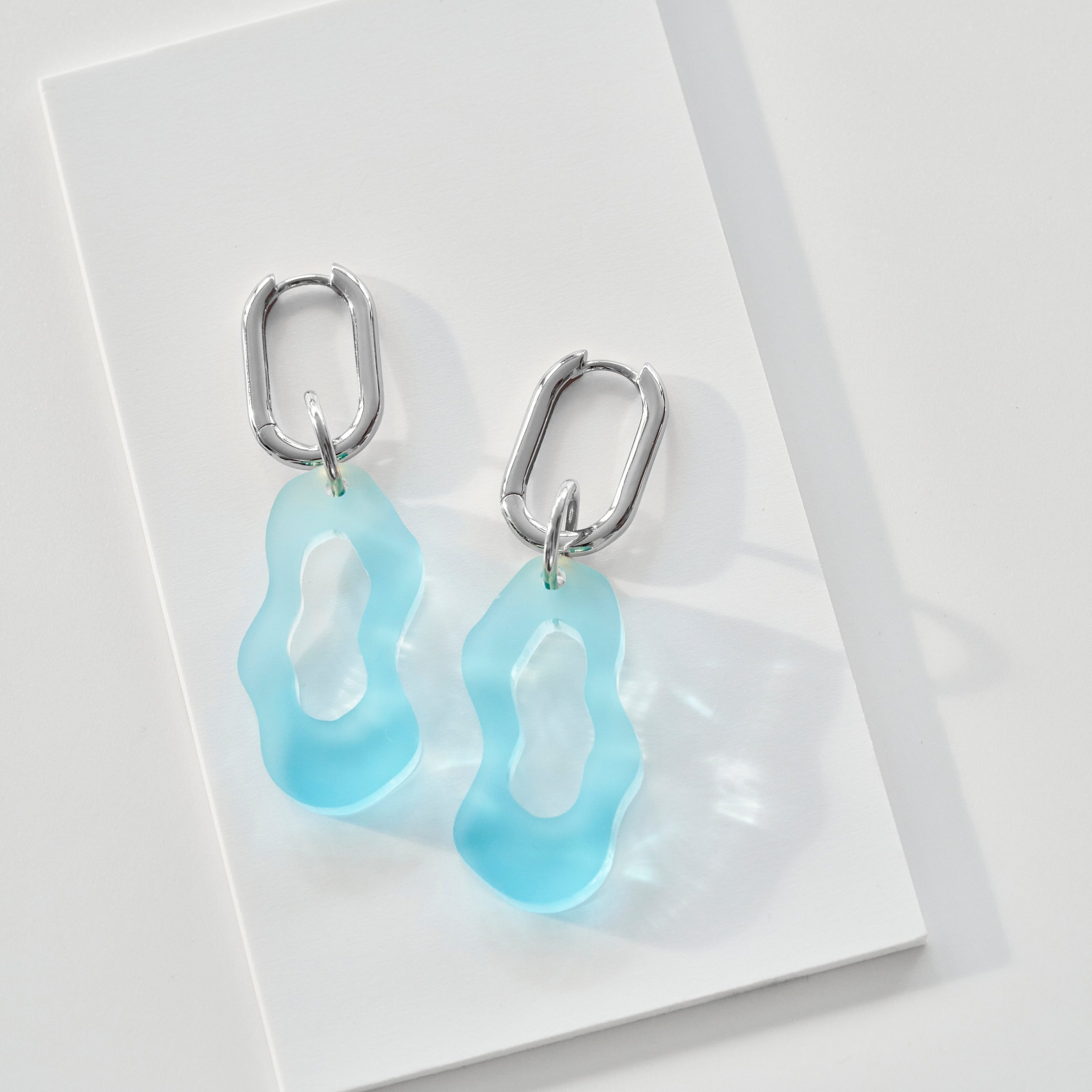 29 Palms Sunset - Gigi - frosted light blue-Veronica Antonucci-Silber Kreole-Veronica Antonucci-nachhaltige-statement-ohrringe-schweiz