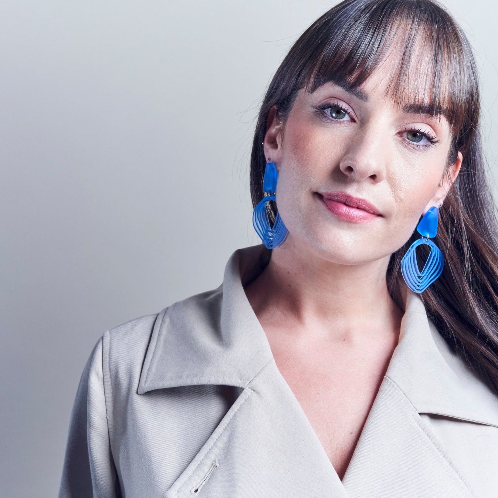 Anikó - frosted sky blue-Veronica Antonucci-Veronica Antonucci-nachhaltige-statement-ohrringe-schweiz