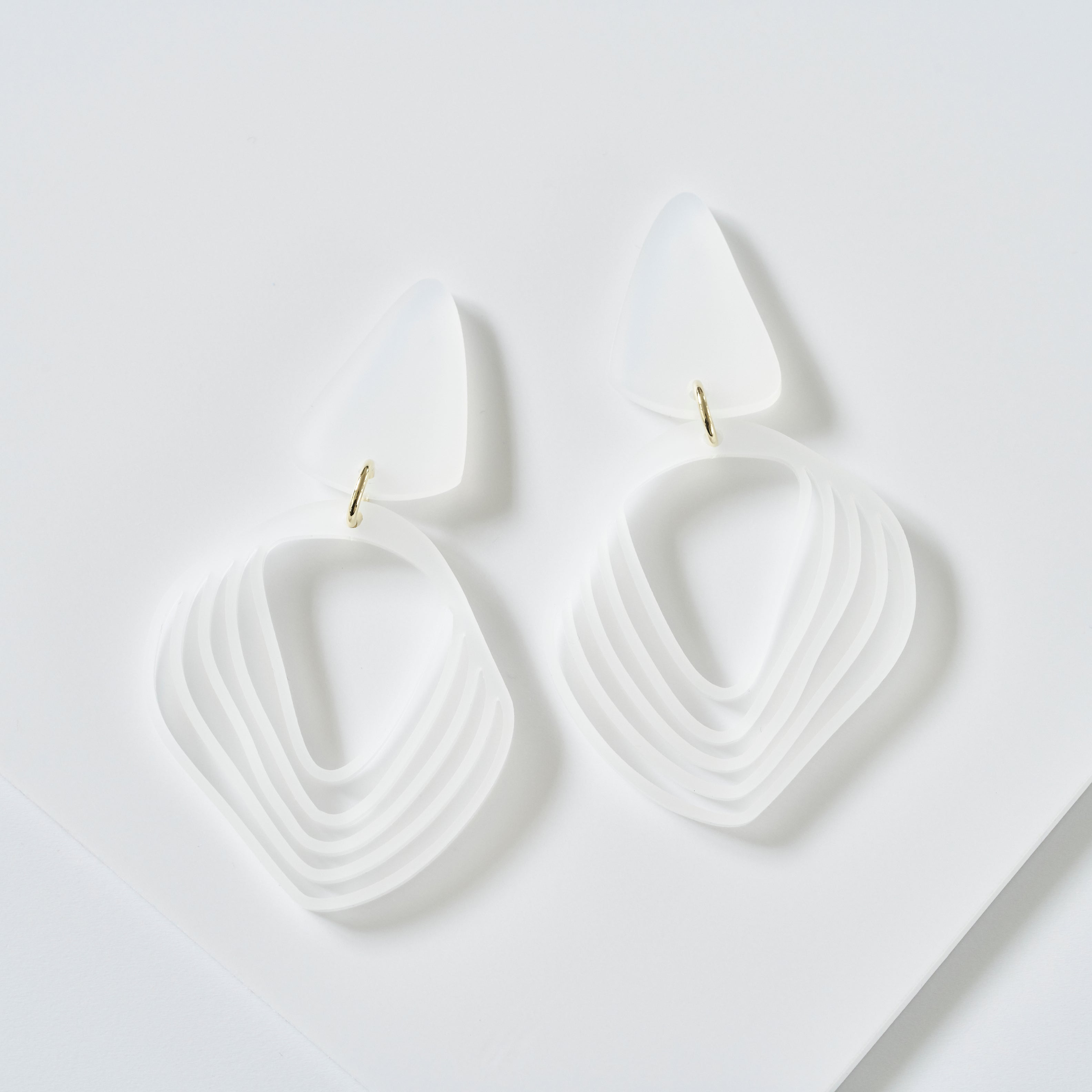 Anikó - frosted white-Veronica Antonucci-Veronica Antonucci-nachhaltige-statement-ohrringe-schweiz