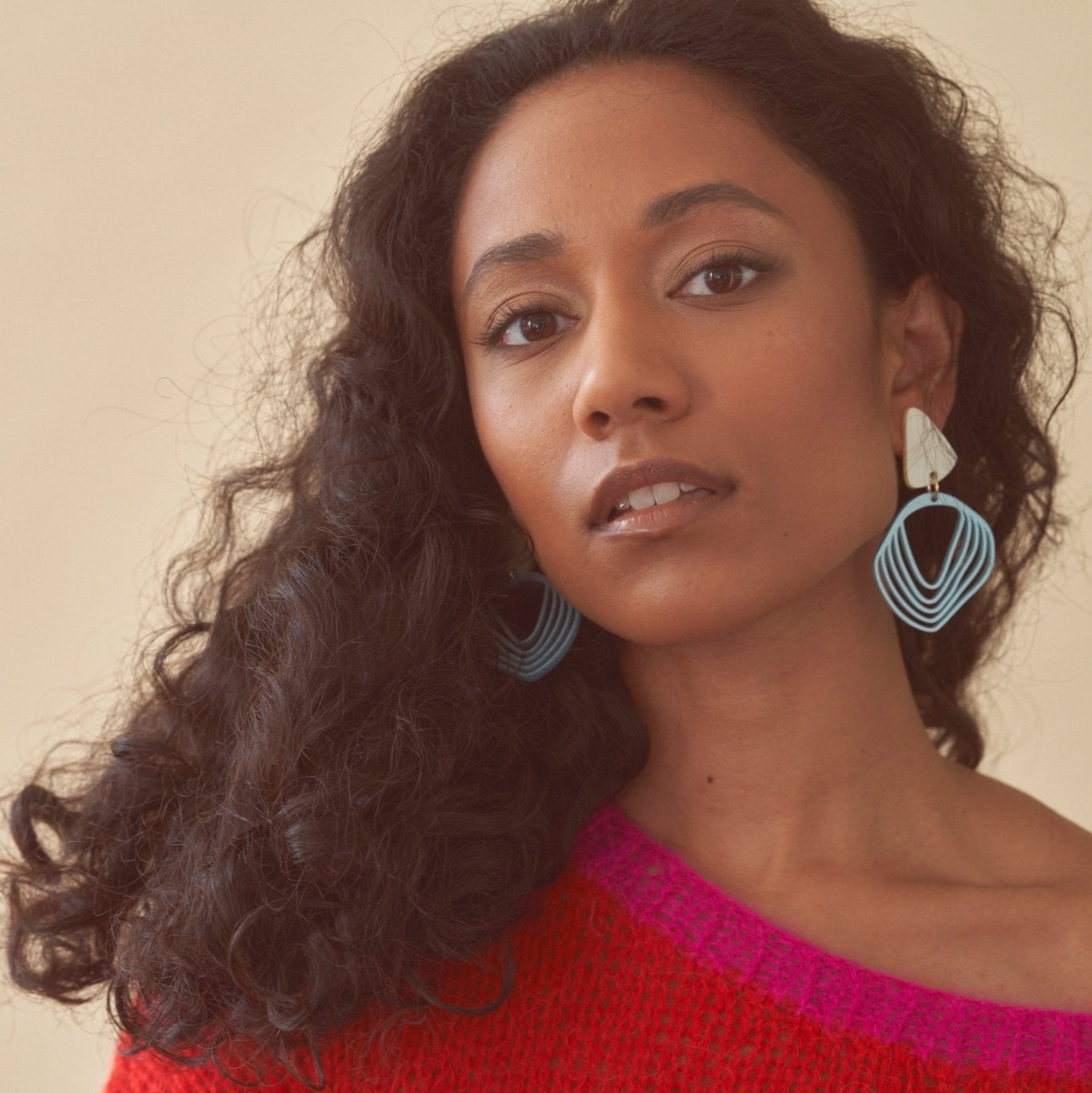 Anikó - pearly blue and pearl-Veronica Antonucci-Veronica Antonucci-nachhaltige-statement-ohrringe-schweiz