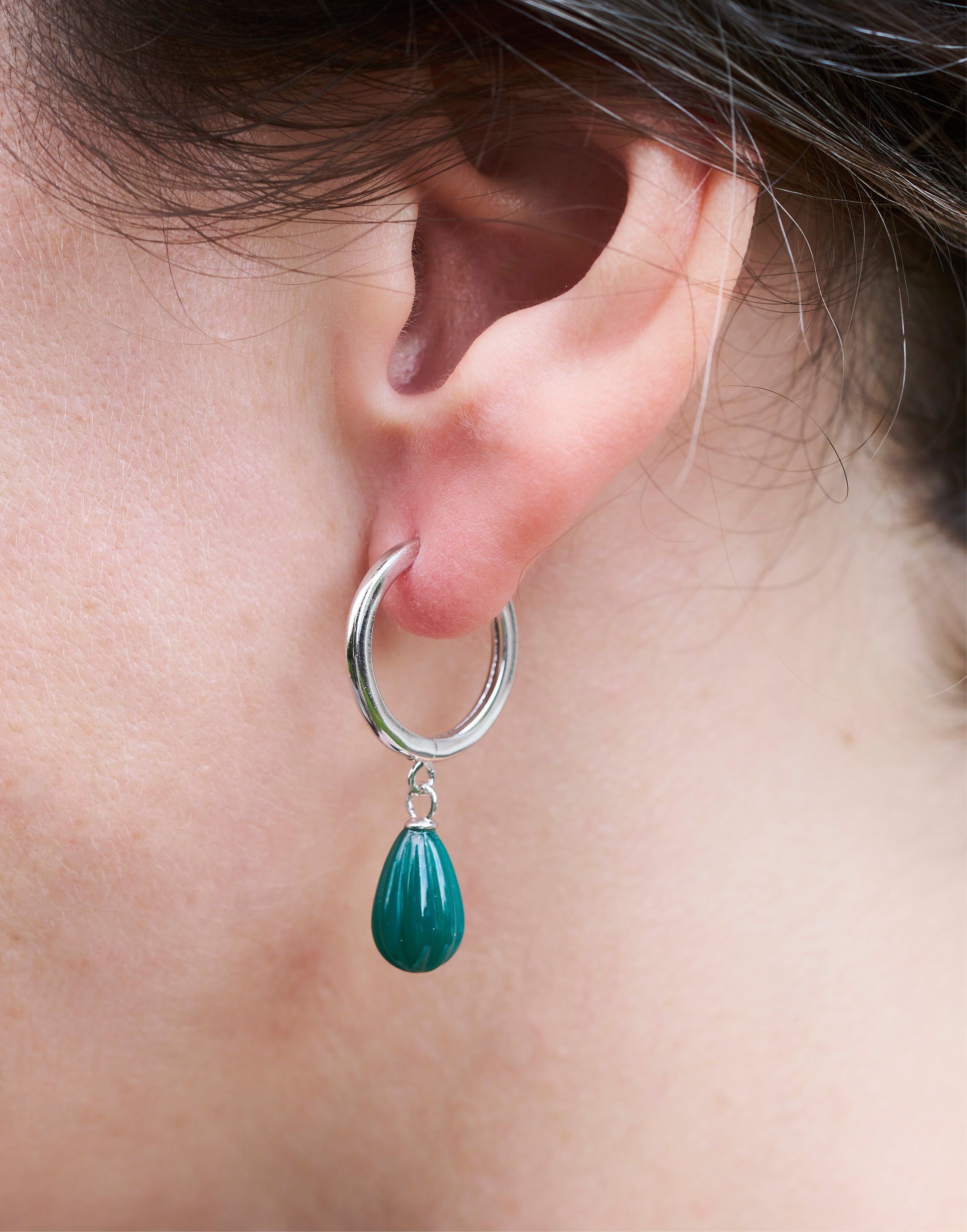 Boucles d'oreilles créoles avec agate verte