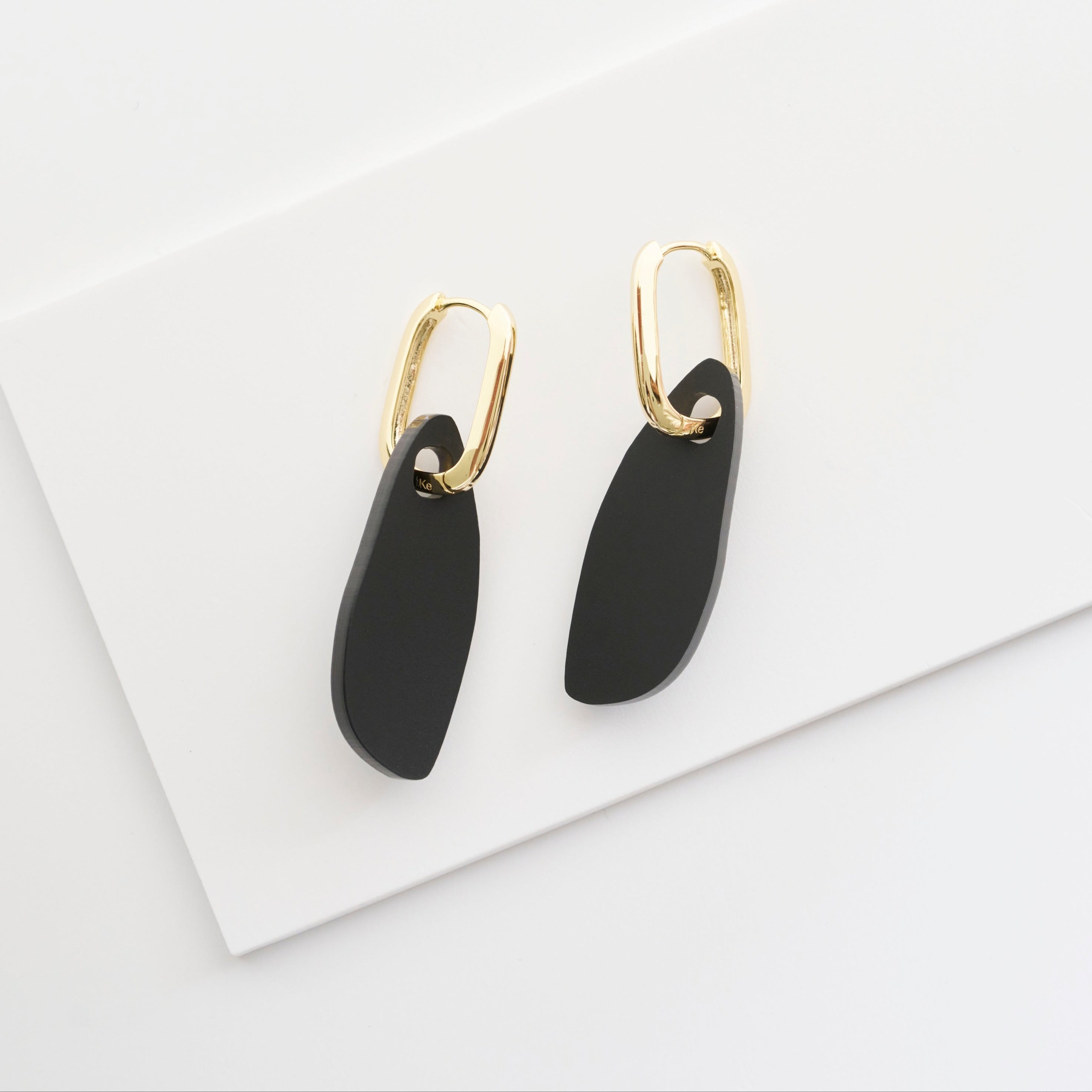 Eva - frosted black-acrylic glass-Veronica Antonucci-Veronica Antonucci-nachhaltige-statement-ohrringe-schweiz