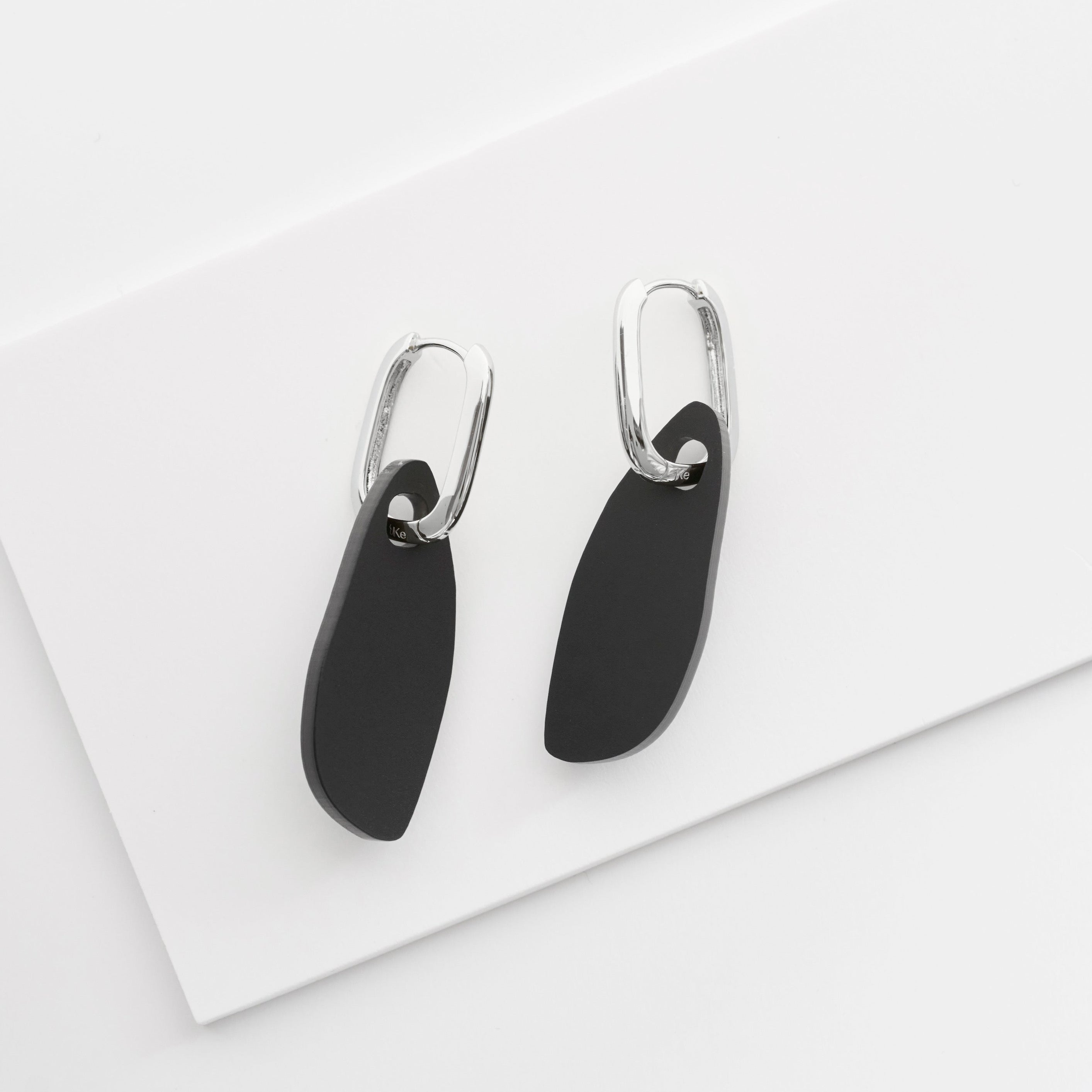 Eva - frosted black-acrylic glass-Veronica Antonucci-Veronica Antonucci-nachhaltige-statement-ohrringe-schweiz