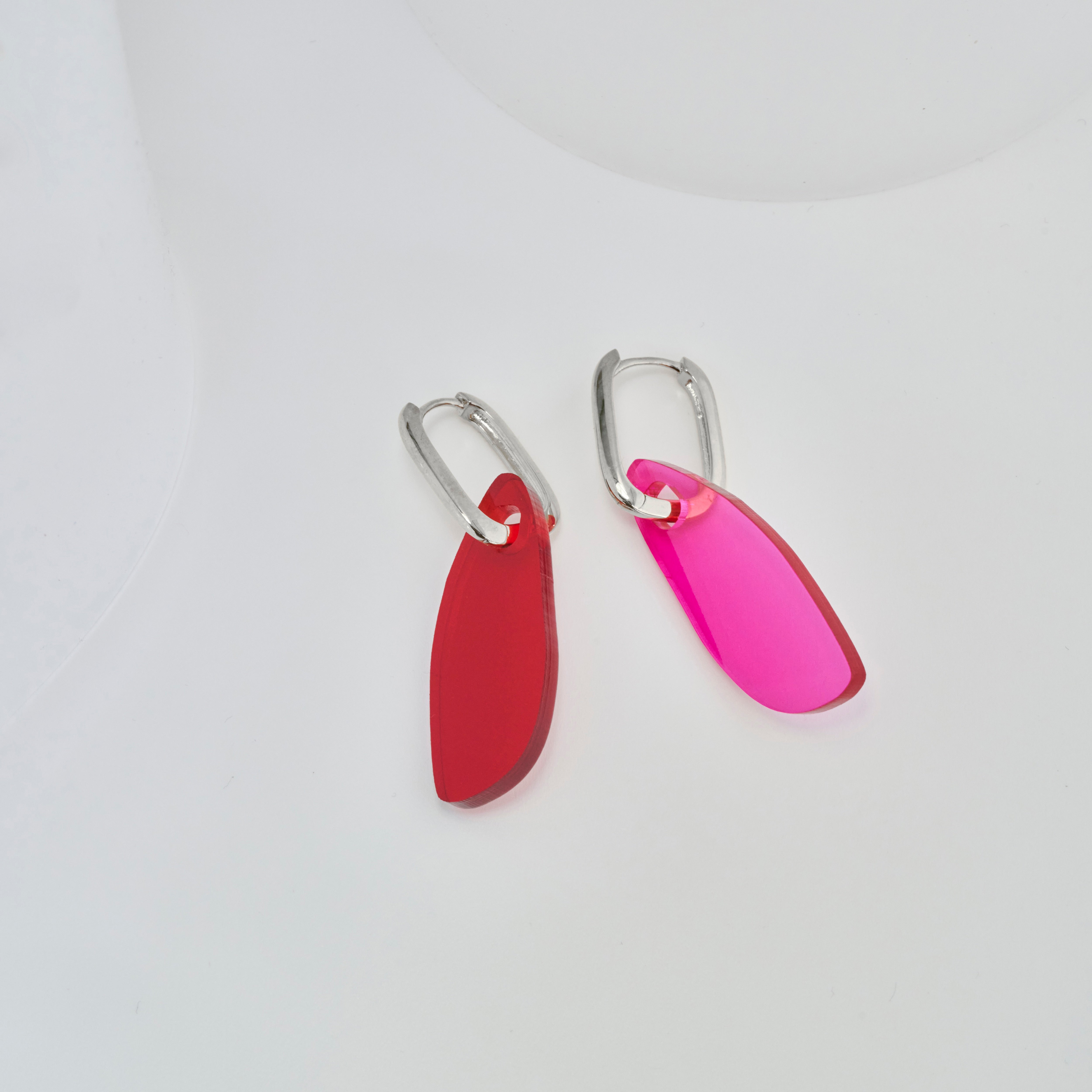 Eva - mix pink and red-acrylic glass-Veronica Antonucci-Silber Kreole-Veronica Antonucci-nachhaltige-statement-ohrringe-schweiz