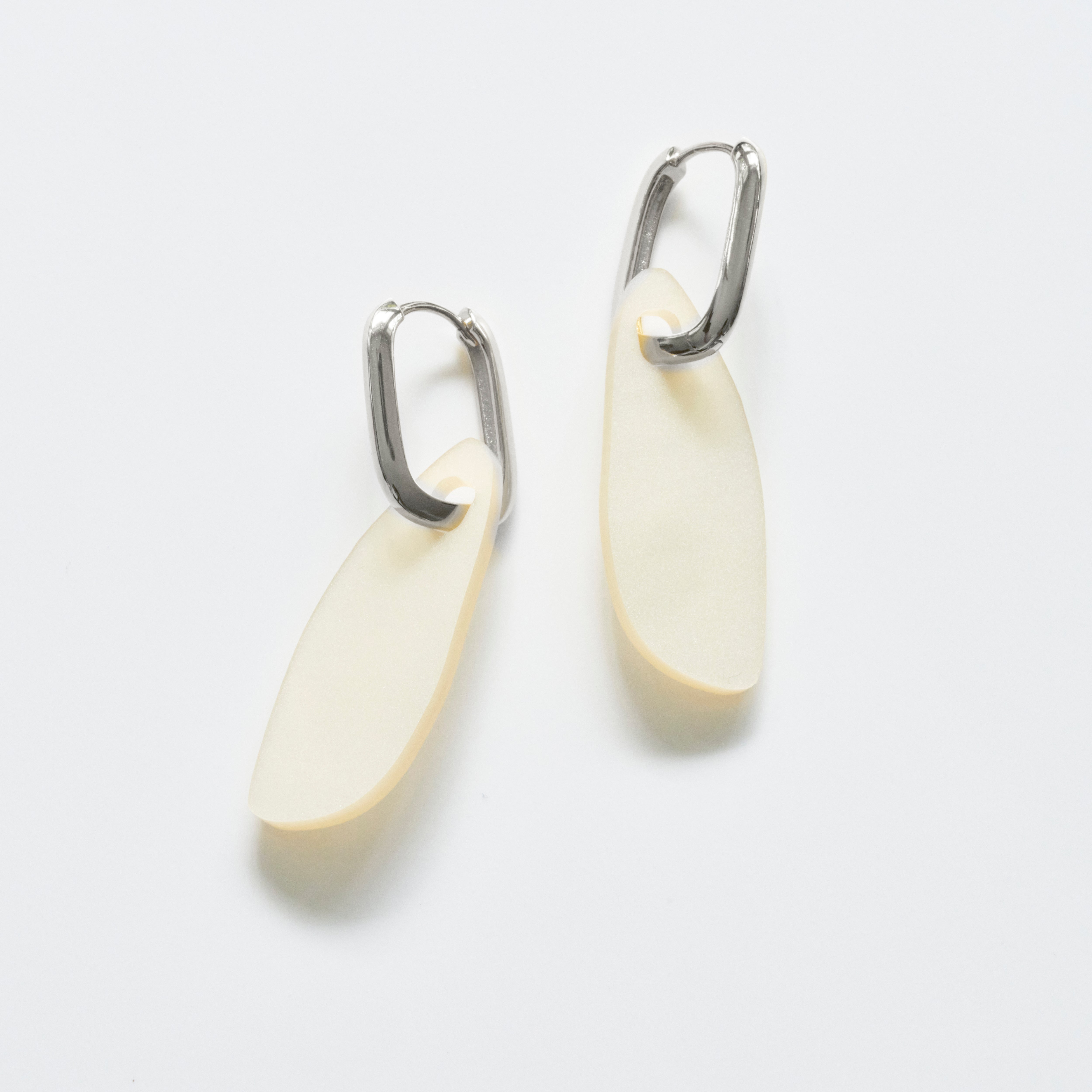 Eva - pearl-acrylic glass-Veronica Antonucci-Silber Kreole-Veronica Antonucci-nachhaltige-statement-ohrringe-schweiz