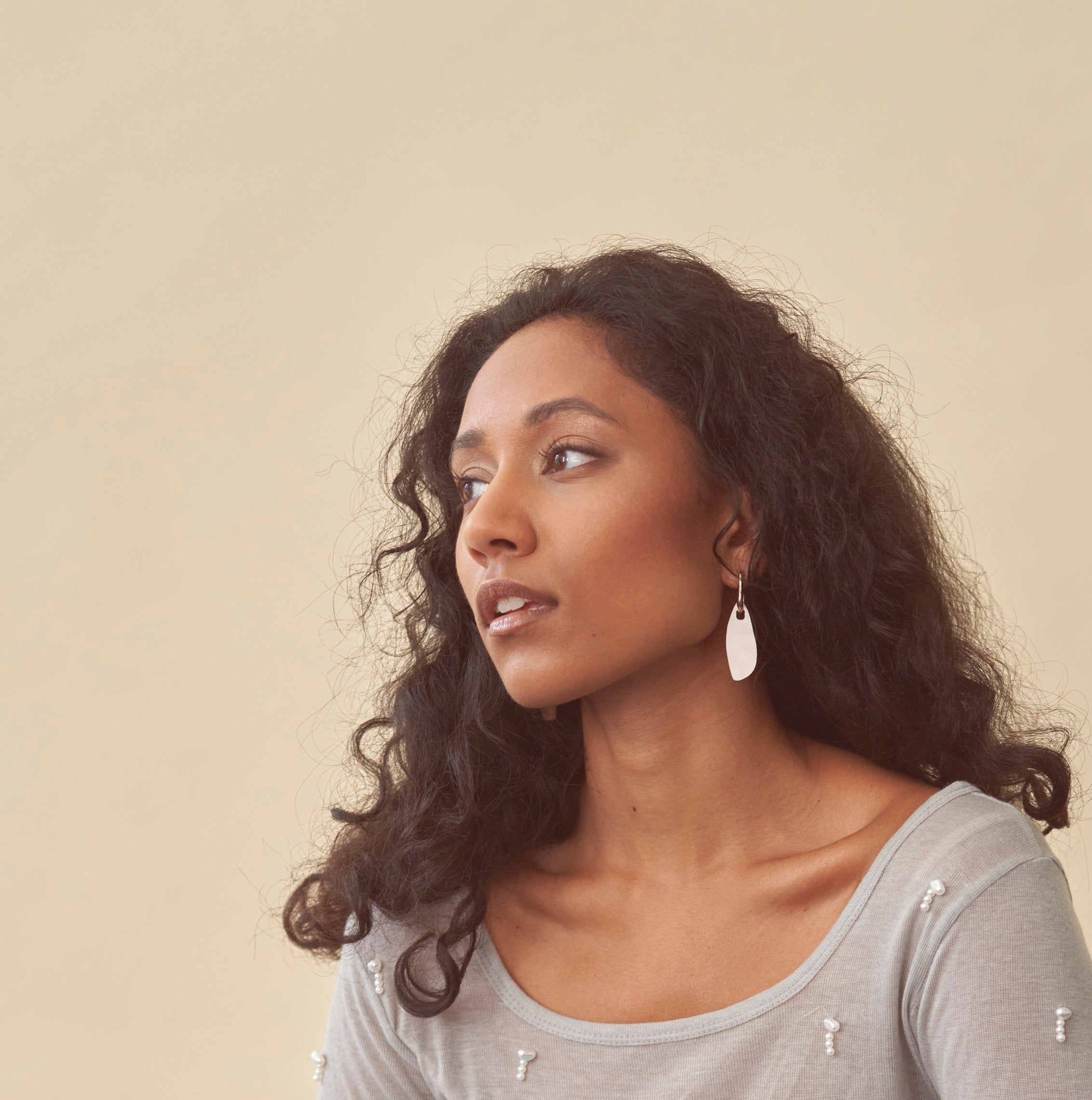 Eva - pearl-acrylic glass-Veronica Antonucci-Veronica Antonucci-nachhaltige-statement-ohrringe-schweiz