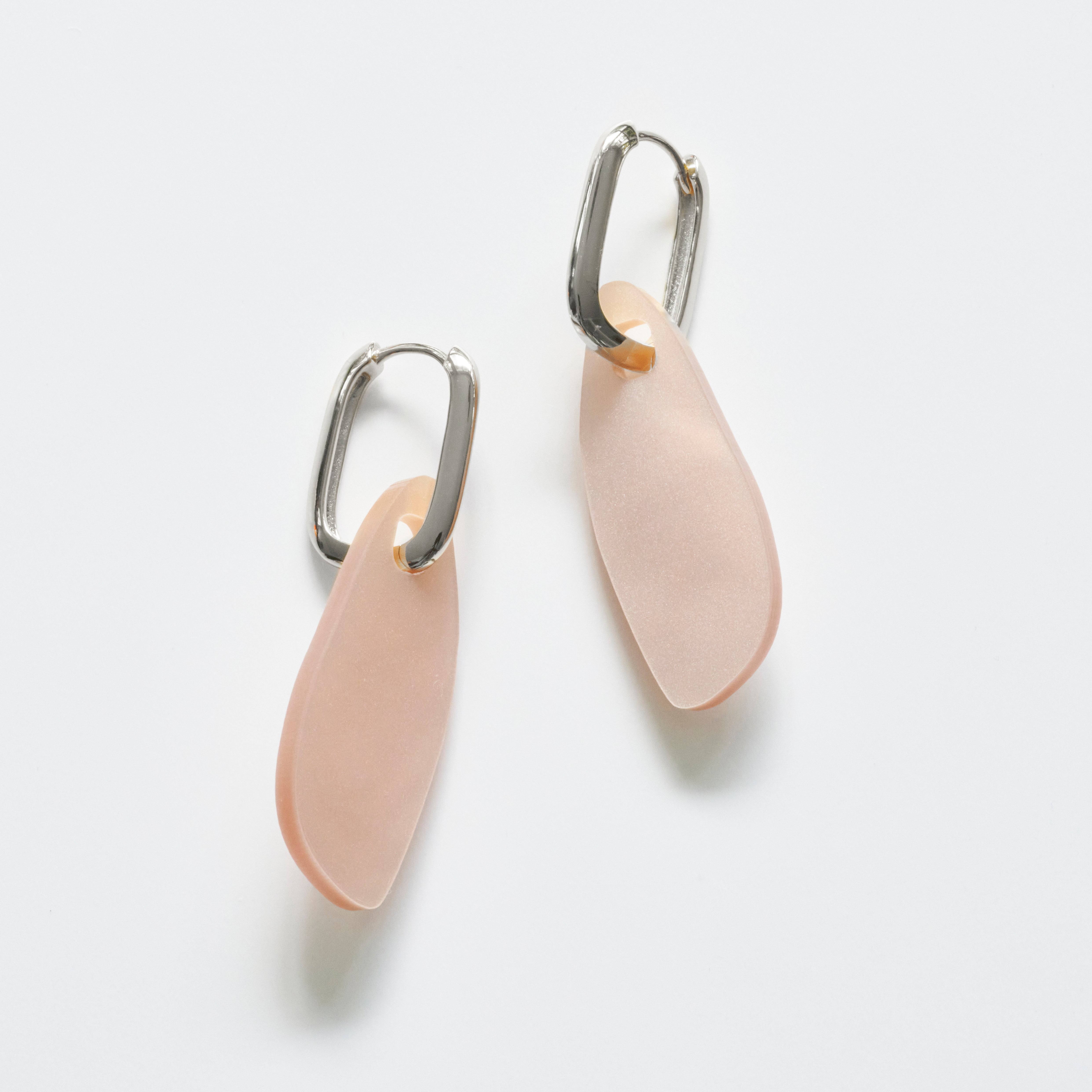 Eva - pearly rose-acrylic glass-Veronica Antonucci-Silber Kreole-Veronica Antonucci-nachhaltige-statement-ohrringe-schweiz