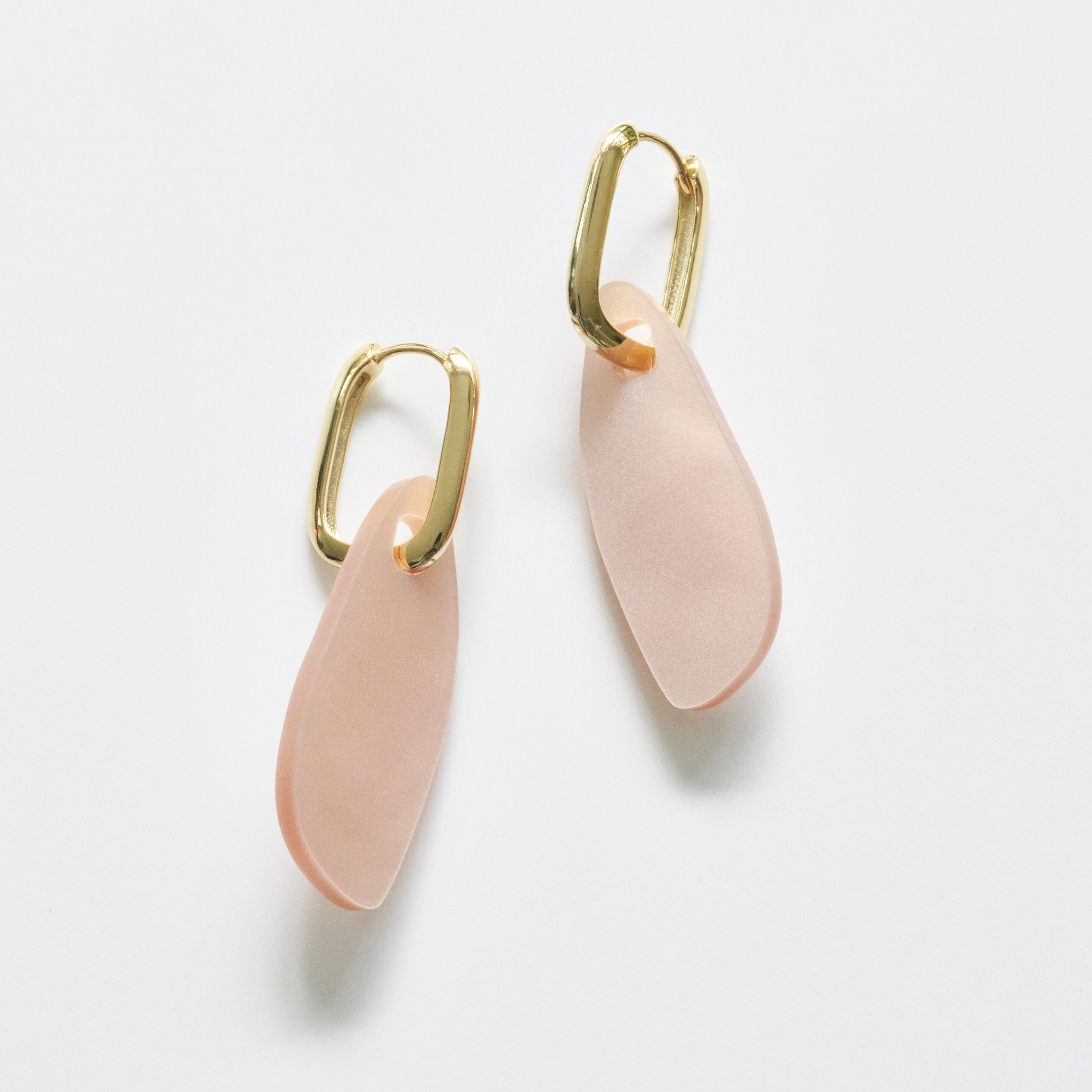 Eva - pearly rose-acrylic glass-Veronica Antonucci-Vergoldete Kreole-Veronica Antonucci-nachhaltige-statement-ohrringe-schweiz