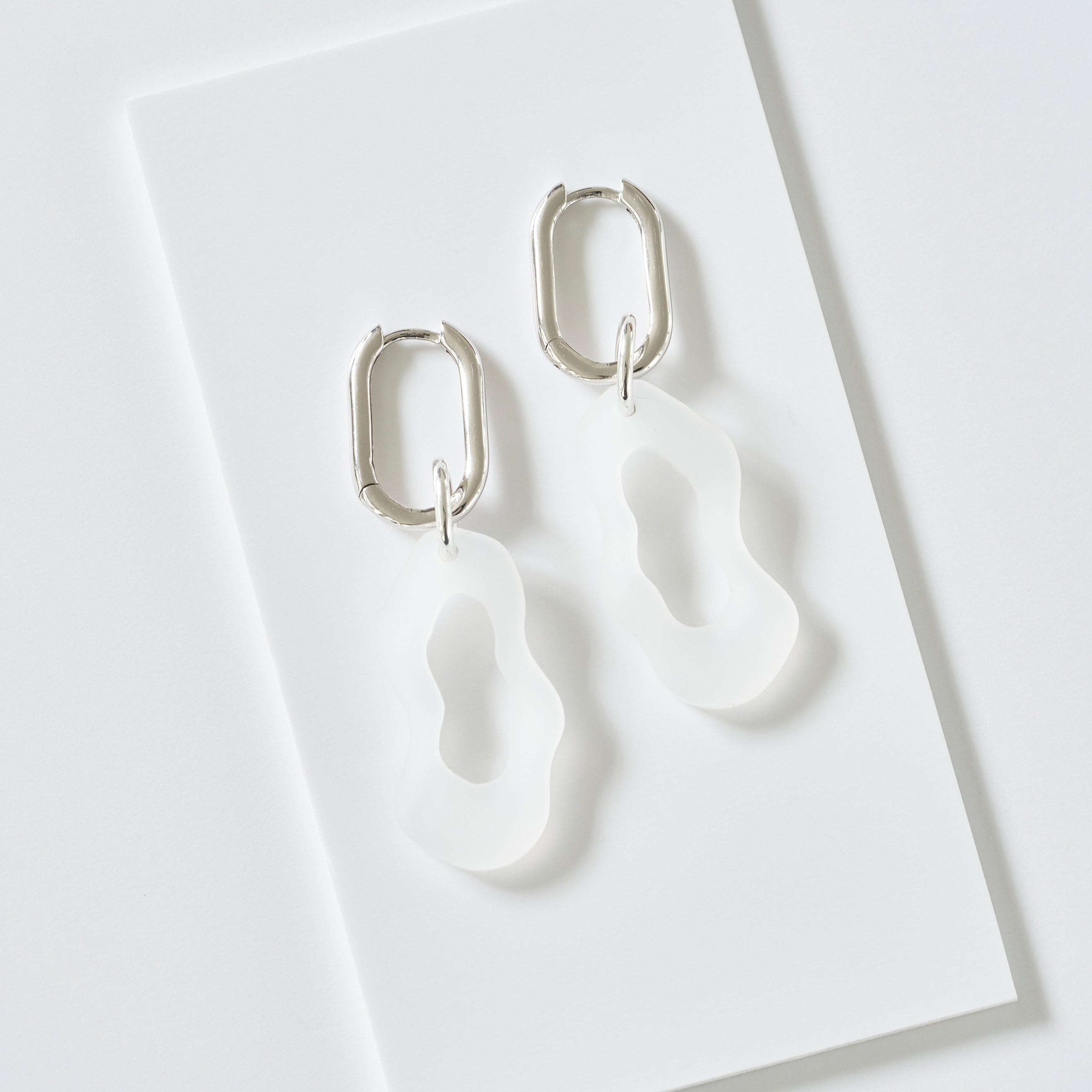 Gigi - frosted white-Veronica Antonucci-Silber Kreole-Veronica Antonucci-nachhaltige-statement-ohrringe-schweiz