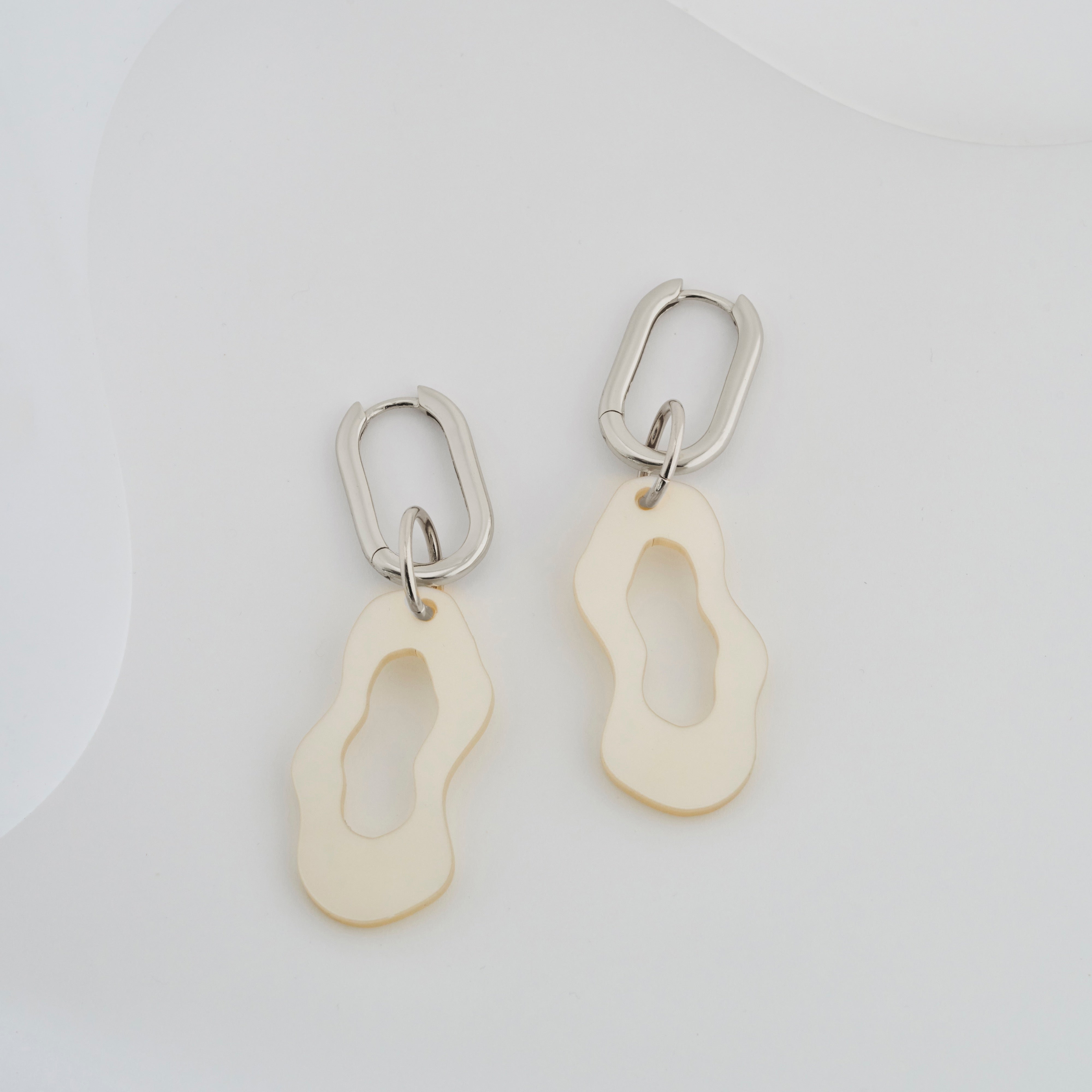 Gigi - pearl-Veronica Antonucci-Silber Kreole-Veronica Antonucci-nachhaltige-statement-ohrringe-schweiz