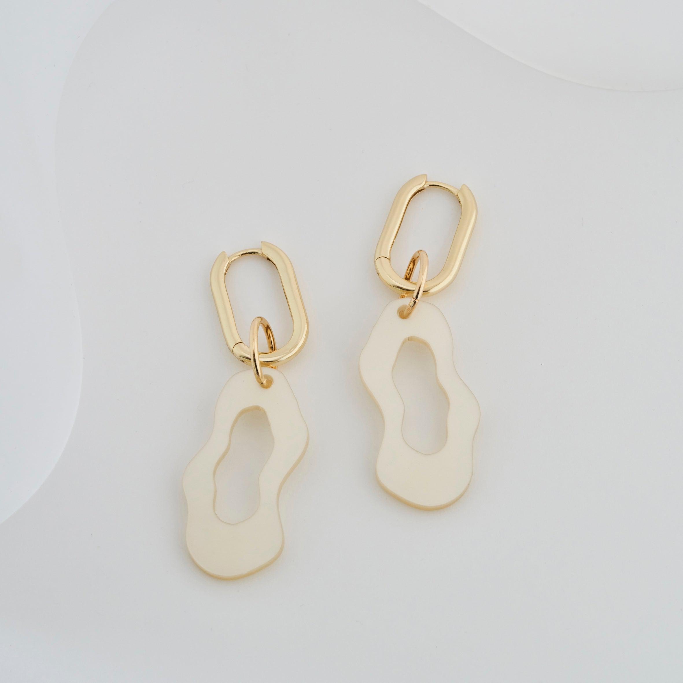 Gigi - pearl-Veronica Antonucci-Vergoldete Kreole-Veronica Antonucci-nachhaltige-statement-ohrringe-schweiz