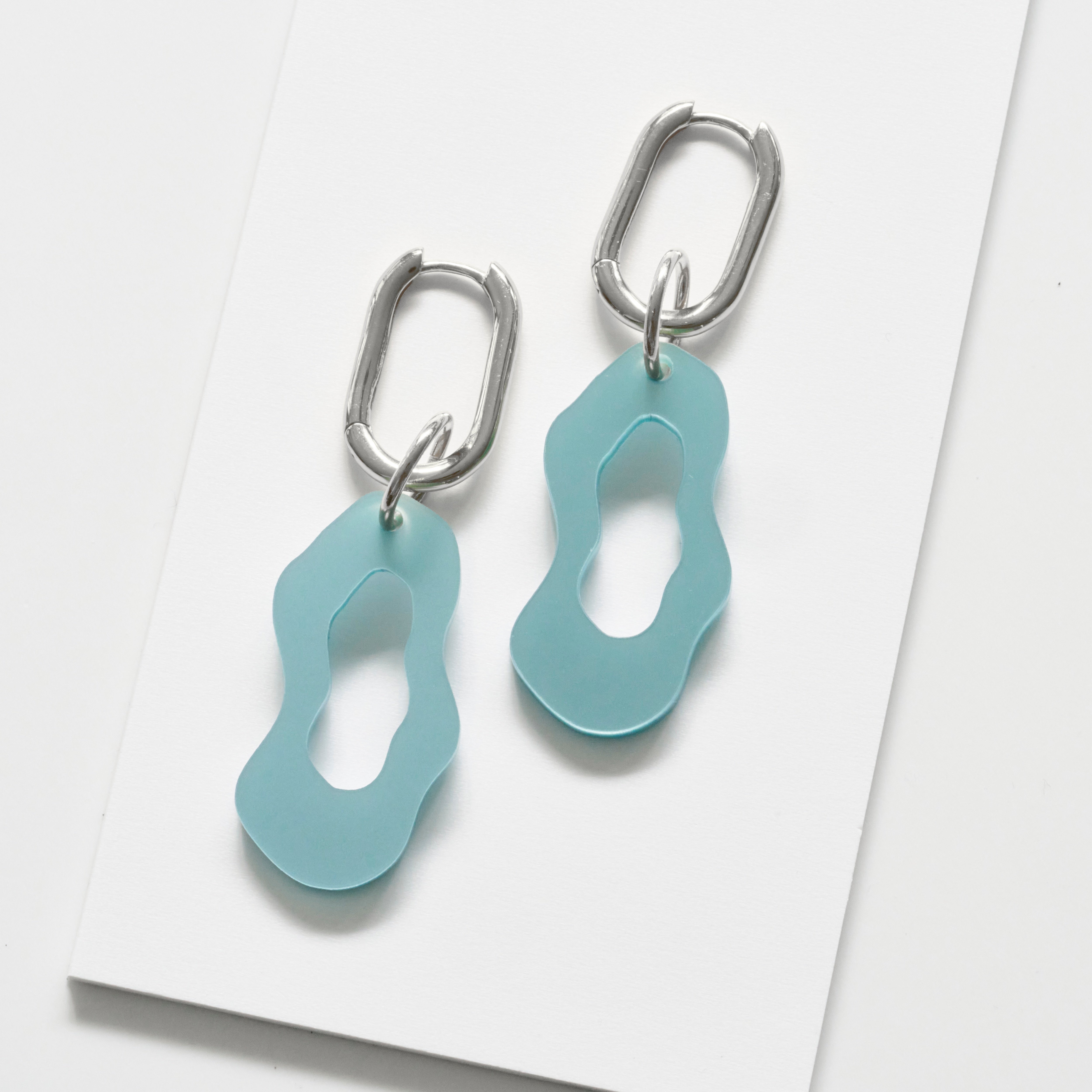 Gigi - pearly blue-Veronica Antonucci-Silber Kreole-Veronica Antonucci-nachhaltige-statement-ohrringe-schweiz