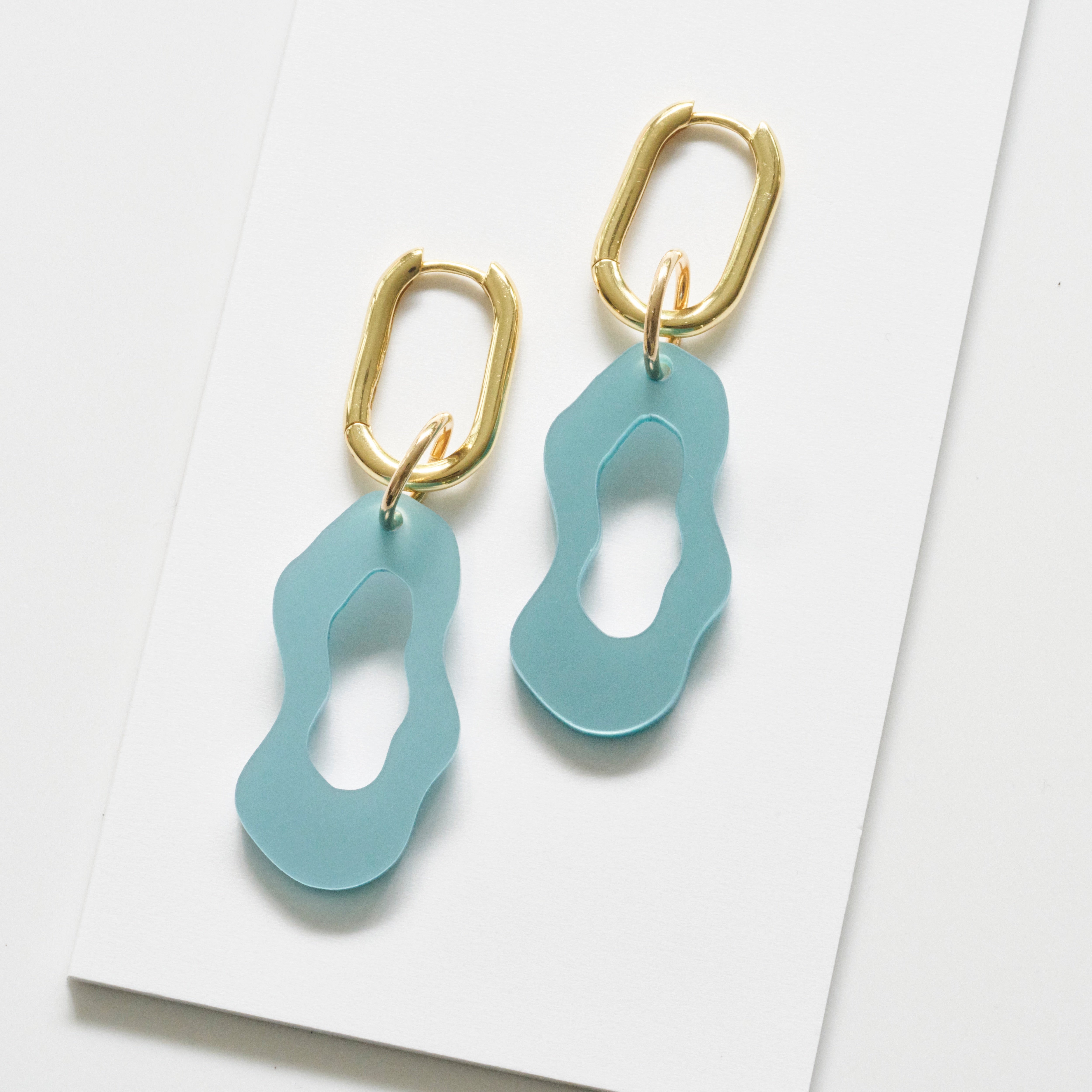 Gigi - pearly blue-Veronica Antonucci-Vergoldete Kreole-Veronica Antonucci-nachhaltige-statement-ohrringe-schweiz