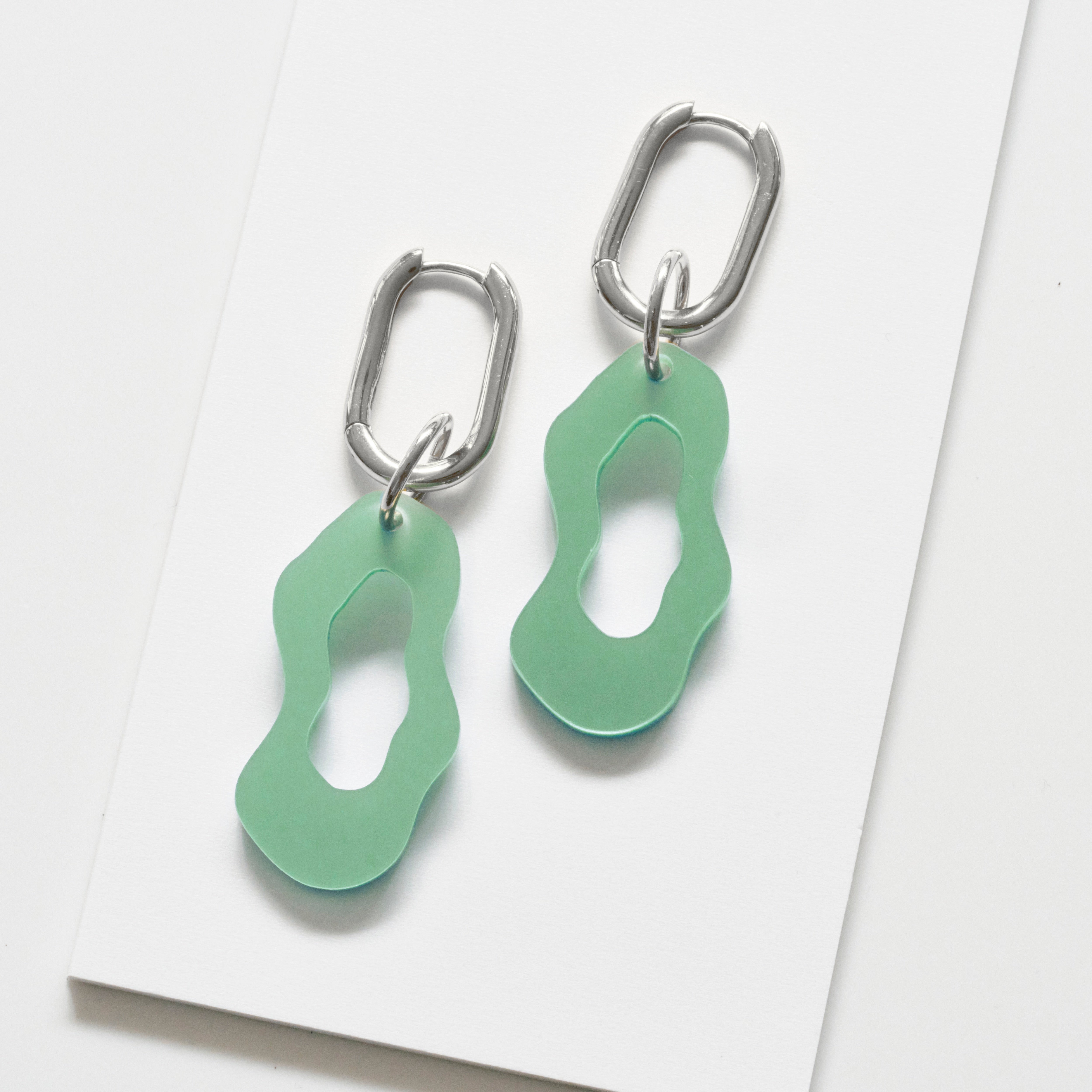 Gigi - pearly green-Veronica Antonucci-Silber Kreole-Veronica Antonucci-nachhaltige-statement-ohrringe-schweiz