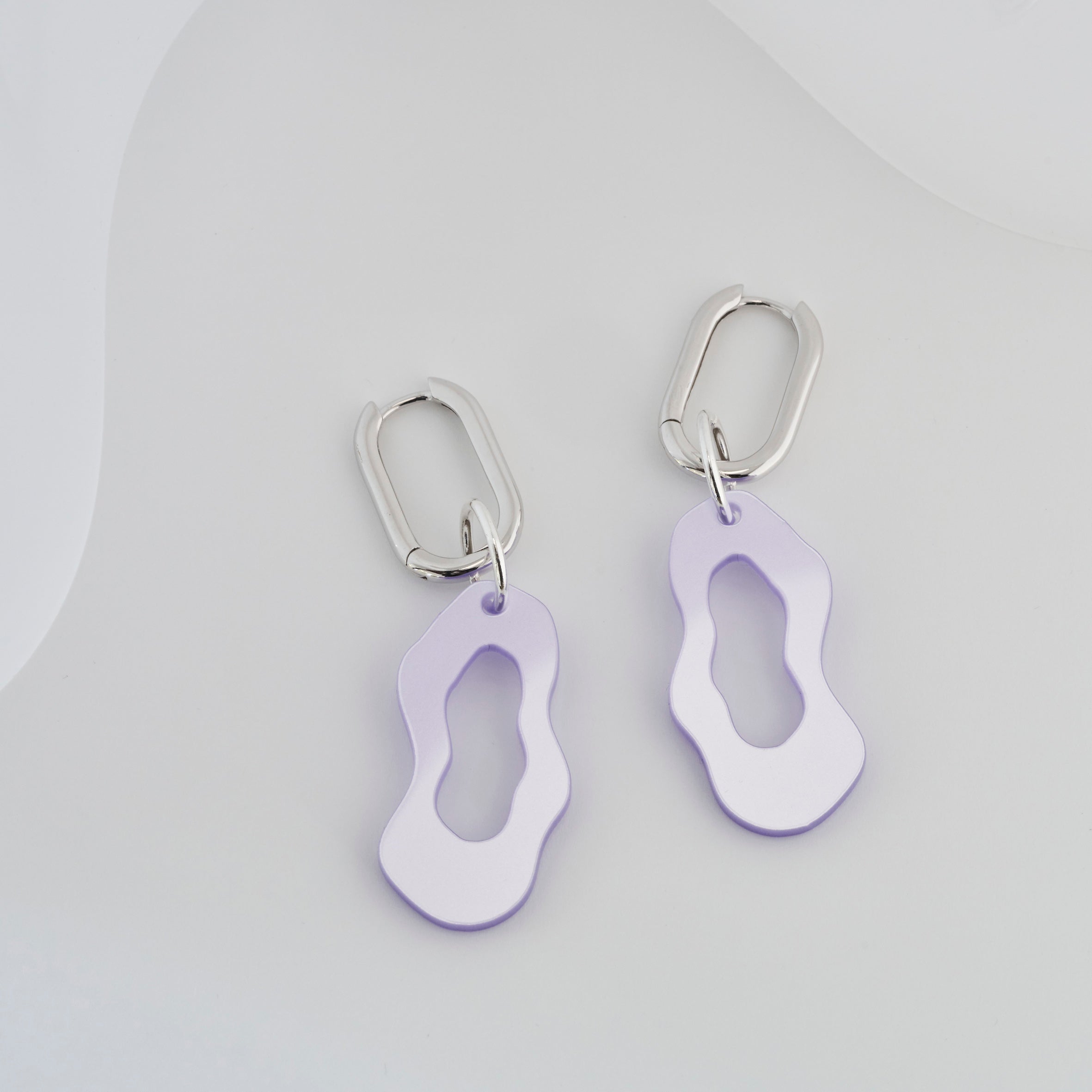 Gigi - pearly lavender-Veronica Antonucci-Silber Kreole-Veronica Antonucci-nachhaltige-statement-ohrringe-schweiz