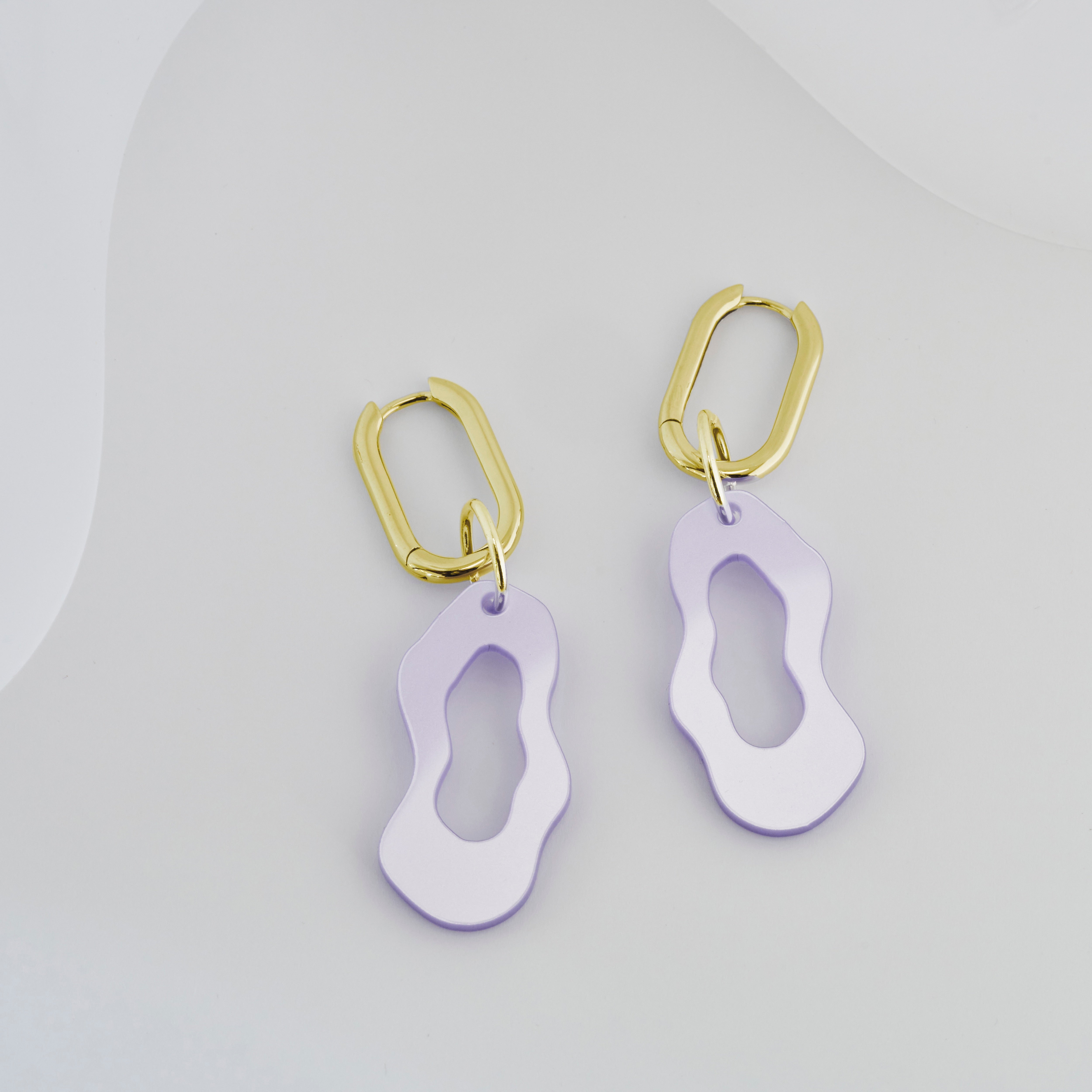 Gigi - pearly lavender-Veronica Antonucci-Vergoldete Kreole-Veronica Antonucci-nachhaltige-statement-ohrringe-schweiz