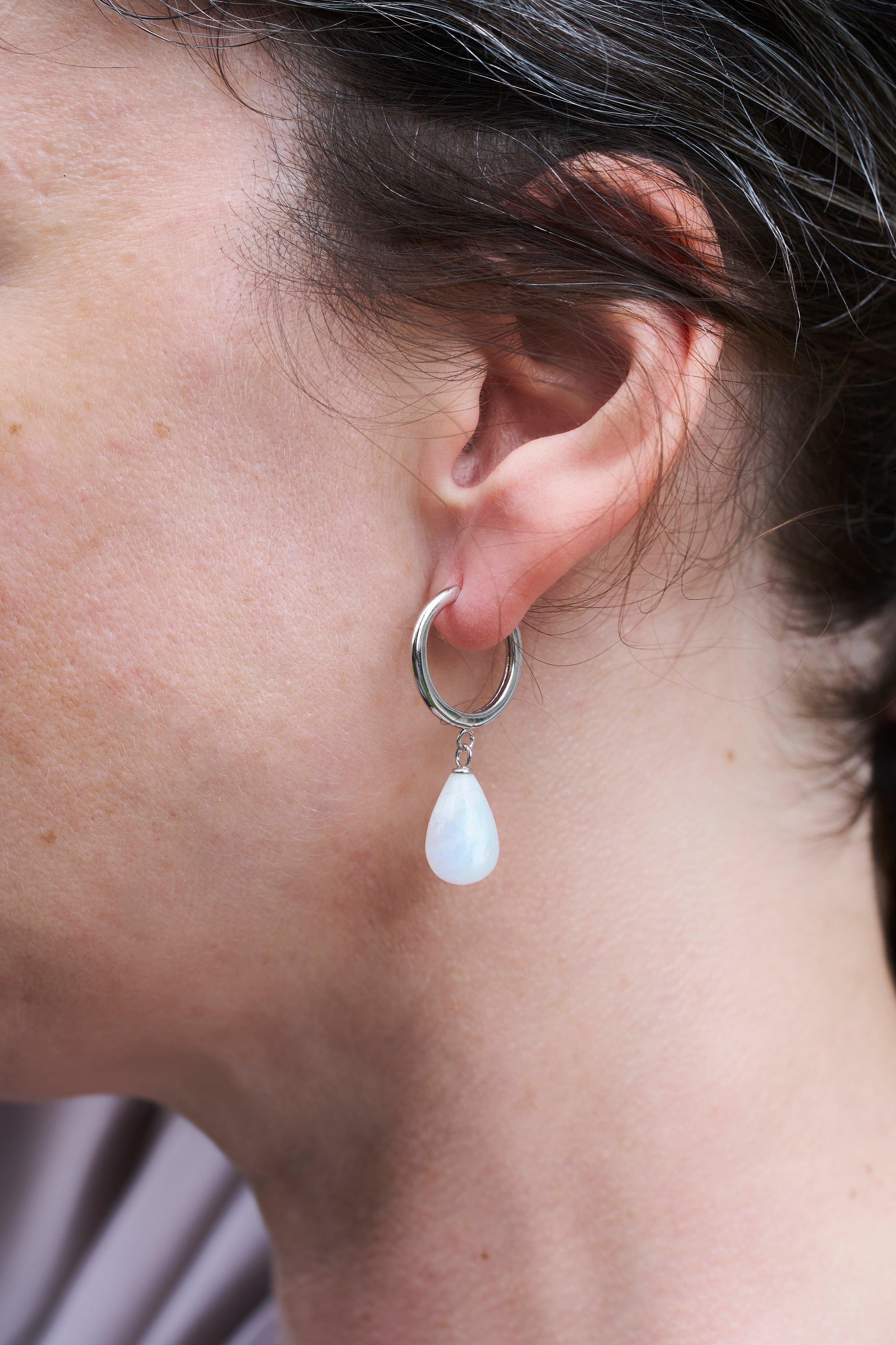 Créoles plaquées or avec pierre de lune arc-en-ciel