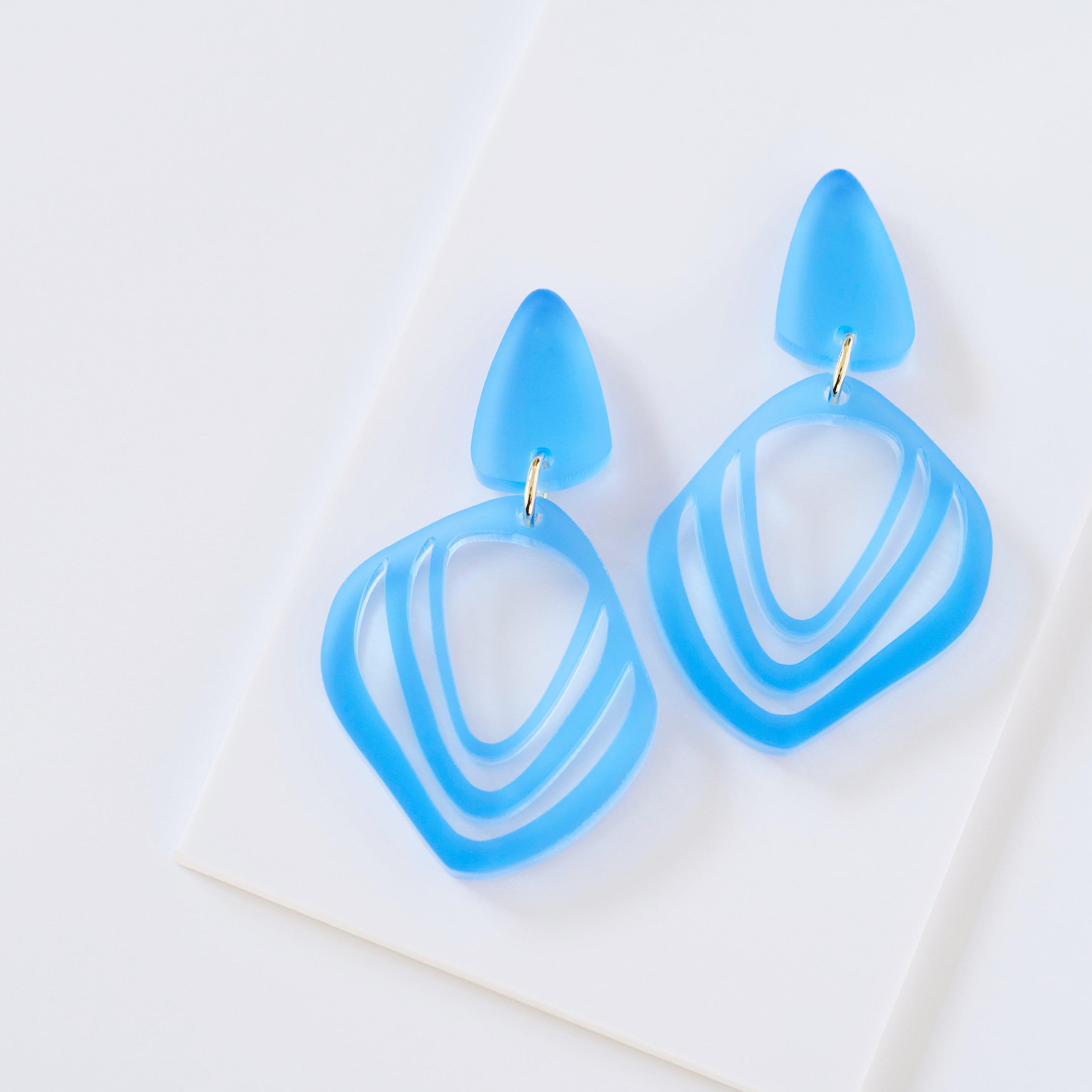 Iluska - frosted sky blue-Veronica Antonucci-Veronica Antonucci-nachhaltige-statement-ohrringe-schweiz