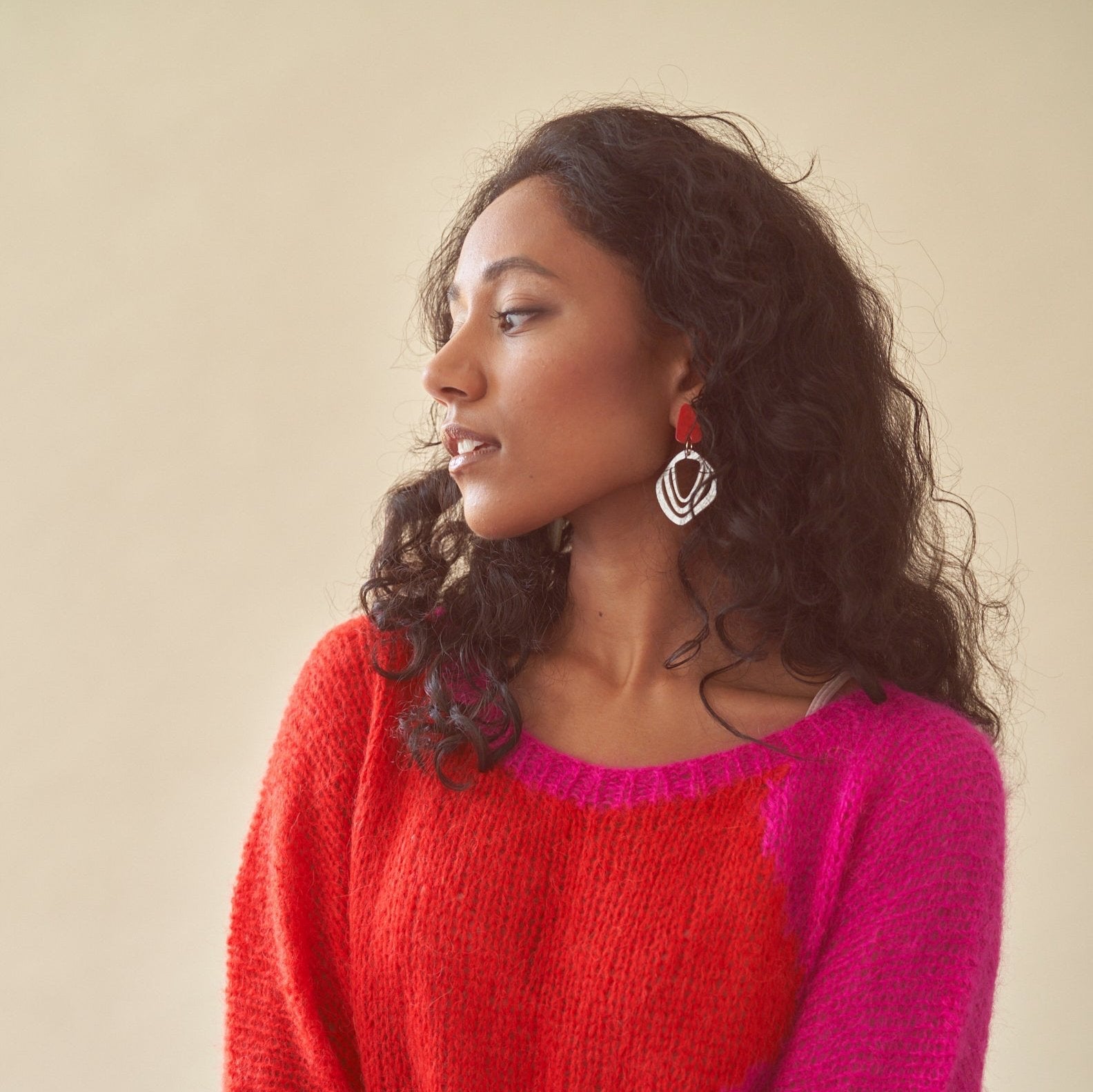 Iluska - pearl and poppy-acrylic glass-Veronica Antonucci-Veronica Antonucci-nachhaltige-statement-ohrringe-schweiz