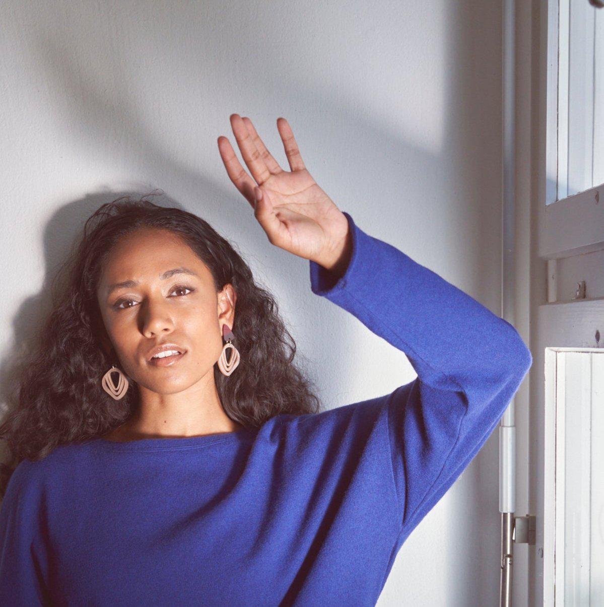 Iluska - pearly rose and frosted burgundy - limited edition-acrylic glass-Veronica Antonucci-Veronica Antonucci-nachhaltige-statement-ohrringe-schweiz