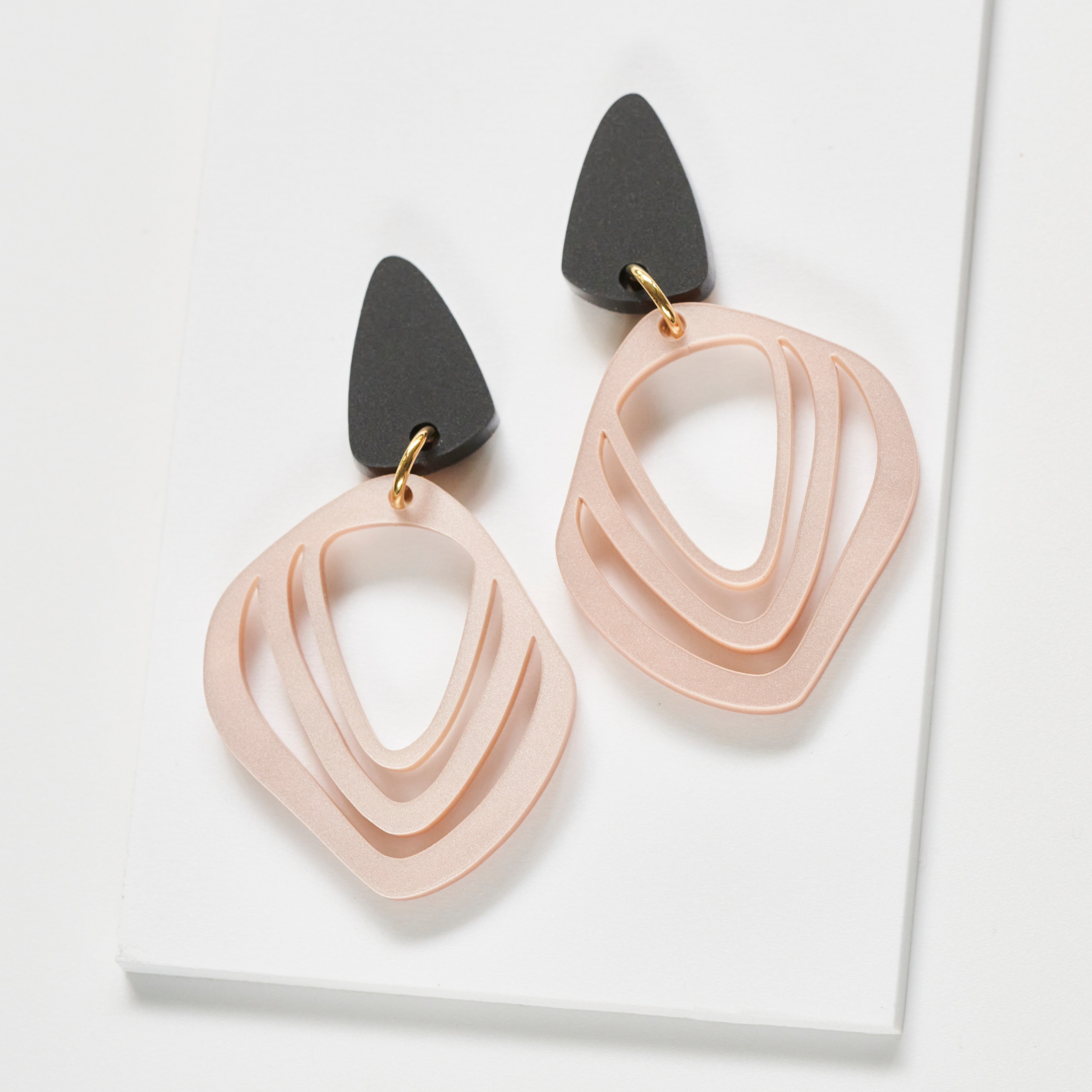 Iluska - pearly rose & frosted black-Veronica Antonucci-Veronica Antonucci-nachhaltige-statement-ohrringe-schweiz