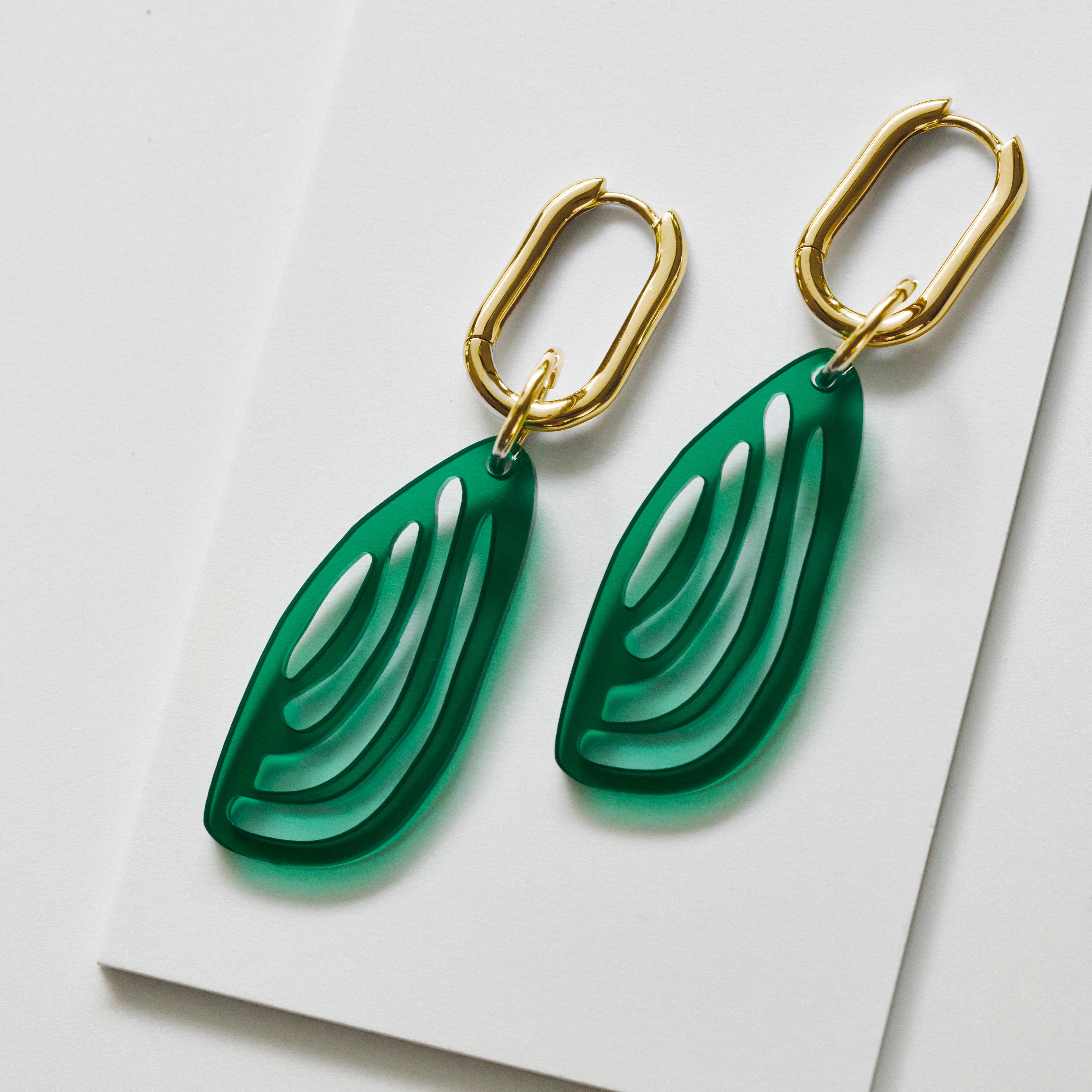 Kiana - dark green-acrylic glass-Veronica Antonucci-Vergoldete Kreole-Veronica Antonucci-nachhaltige-statement-ohrringe-schweiz