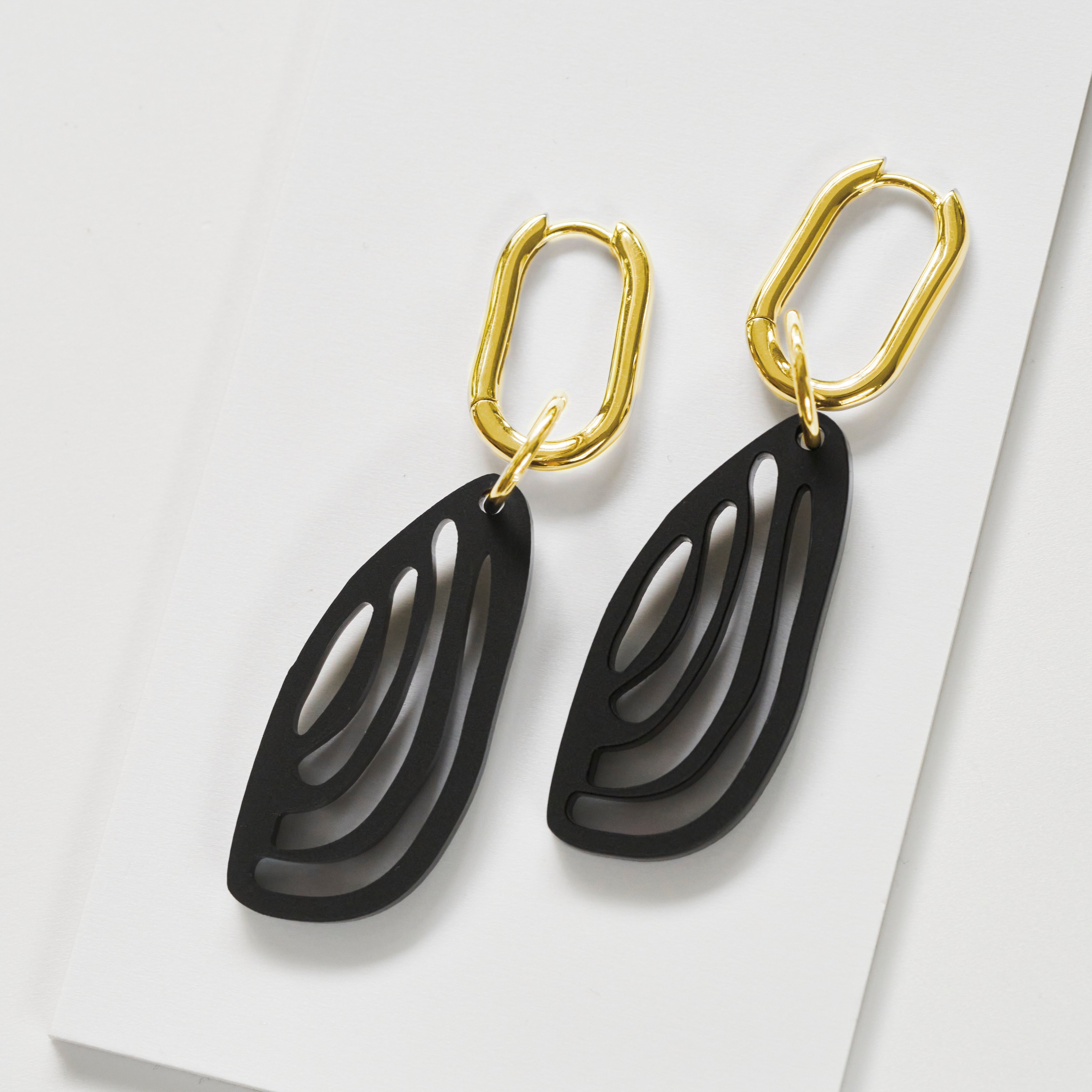 Kiana - frosted black-acrylic glass-Veronica Antonucci-Vergoldete Kreole-Veronica Antonucci-nachhaltige-statement-ohrringe-schweiz