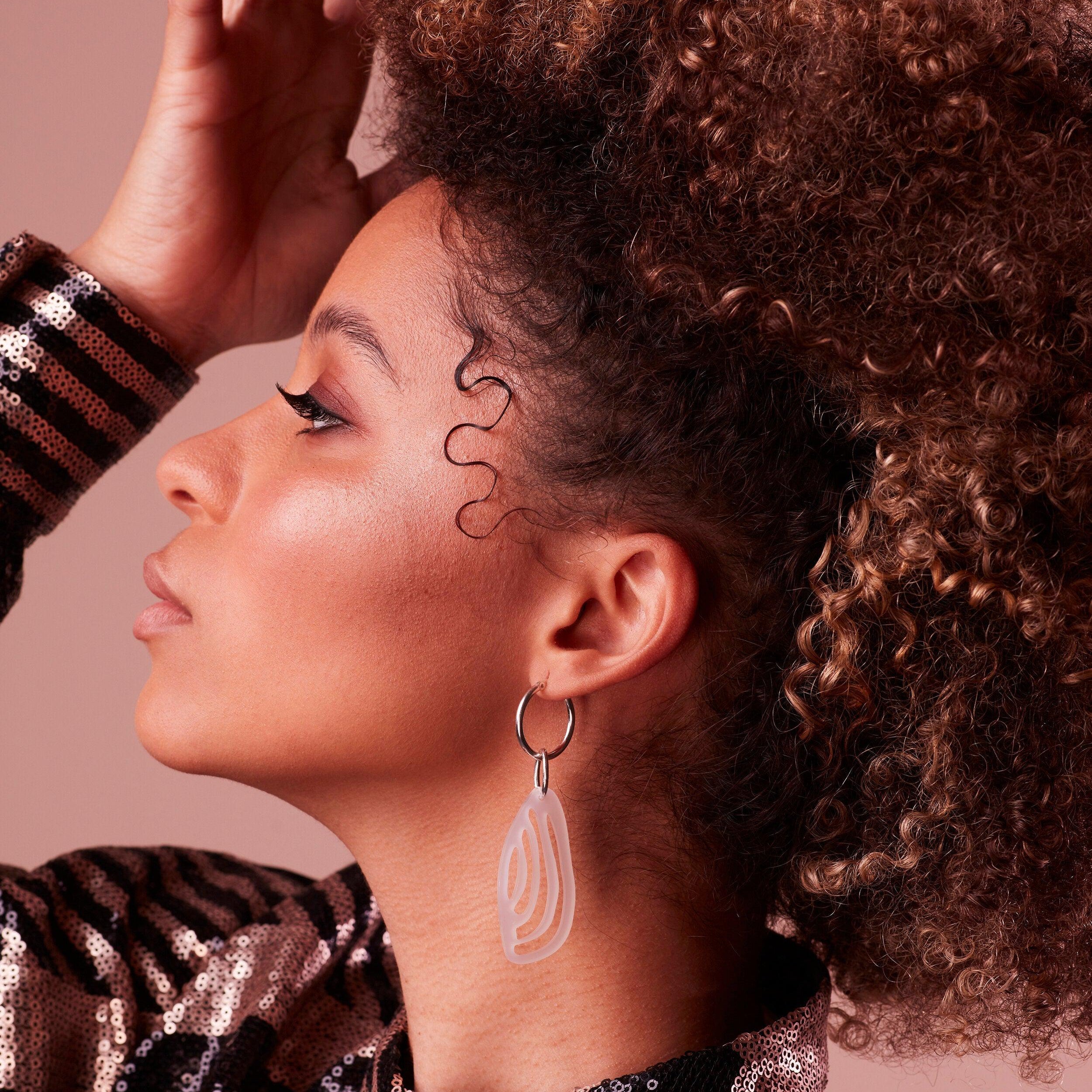 Kiana - frosted white-acrylic glass-Veronica Antonucci-Veronica Antonucci-nachhaltige-statement-ohrringe-schweiz