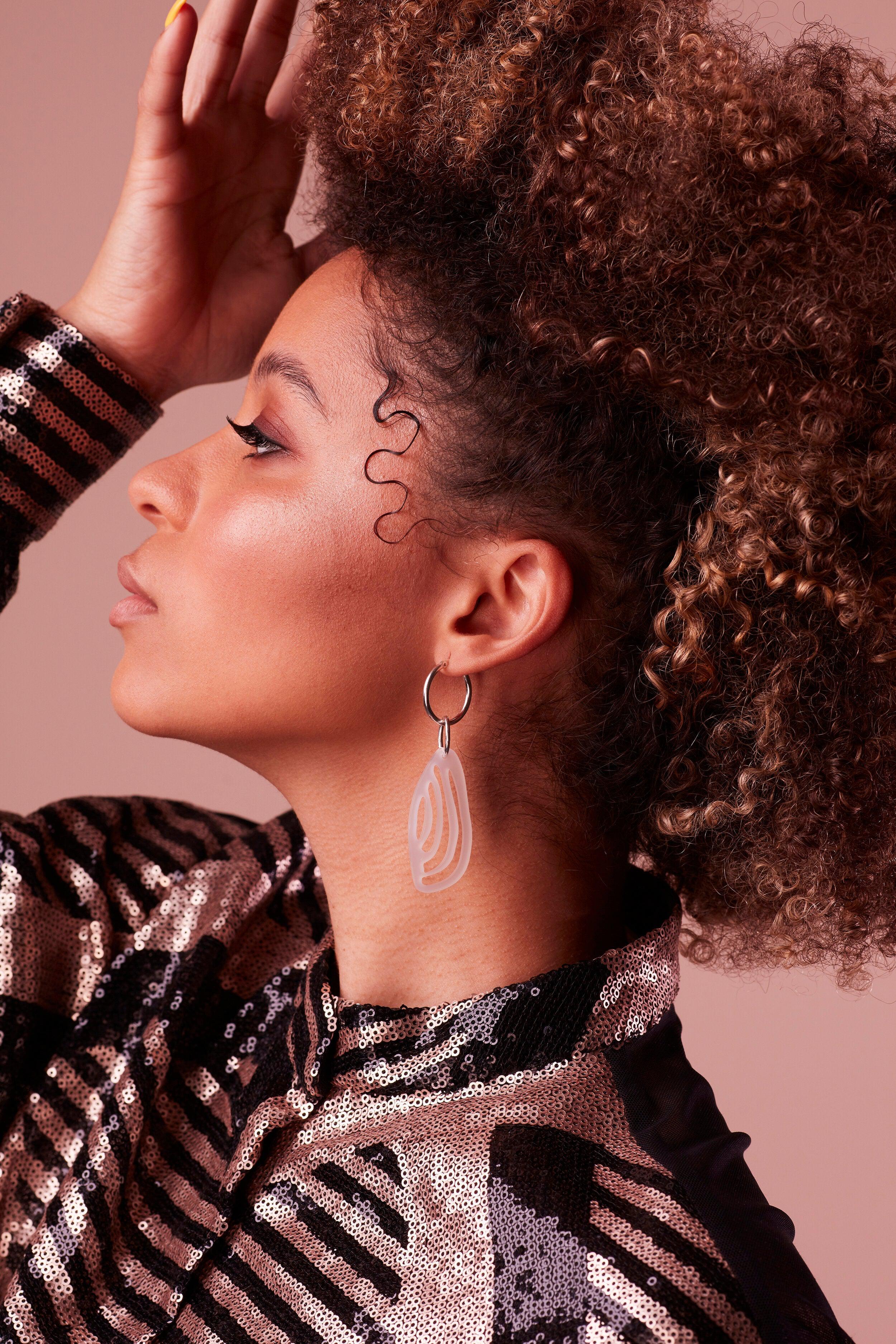 Kiana - frosted white-acrylic glass-Veronica Antonucci-Veronica Antonucci-nachhaltige-statement-ohrringe-schweiz