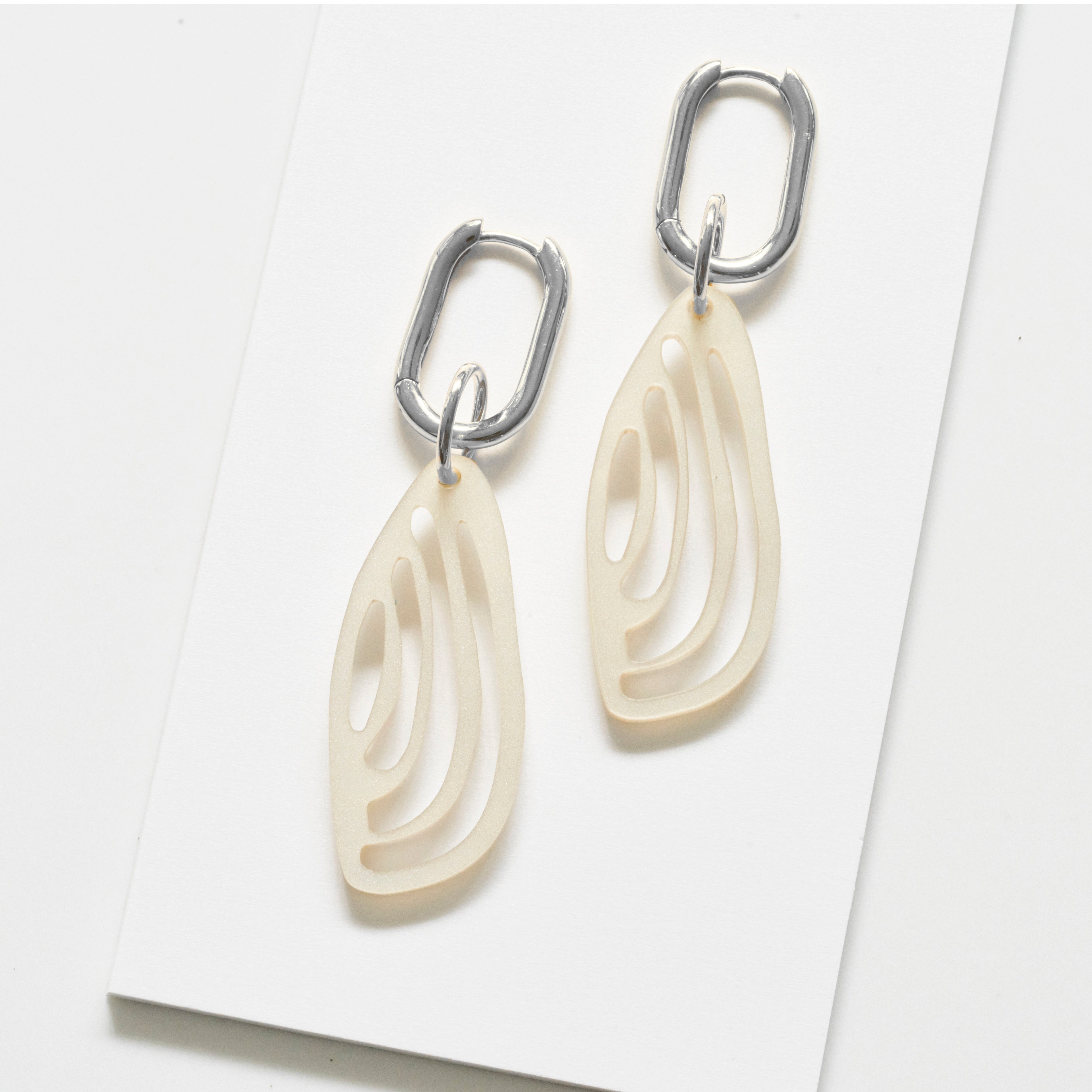 Kiana - pearl-acrylic glass-Veronica Antonucci-Silber Kreole-Veronica Antonucci-nachhaltige-statement-ohrringe-schweiz