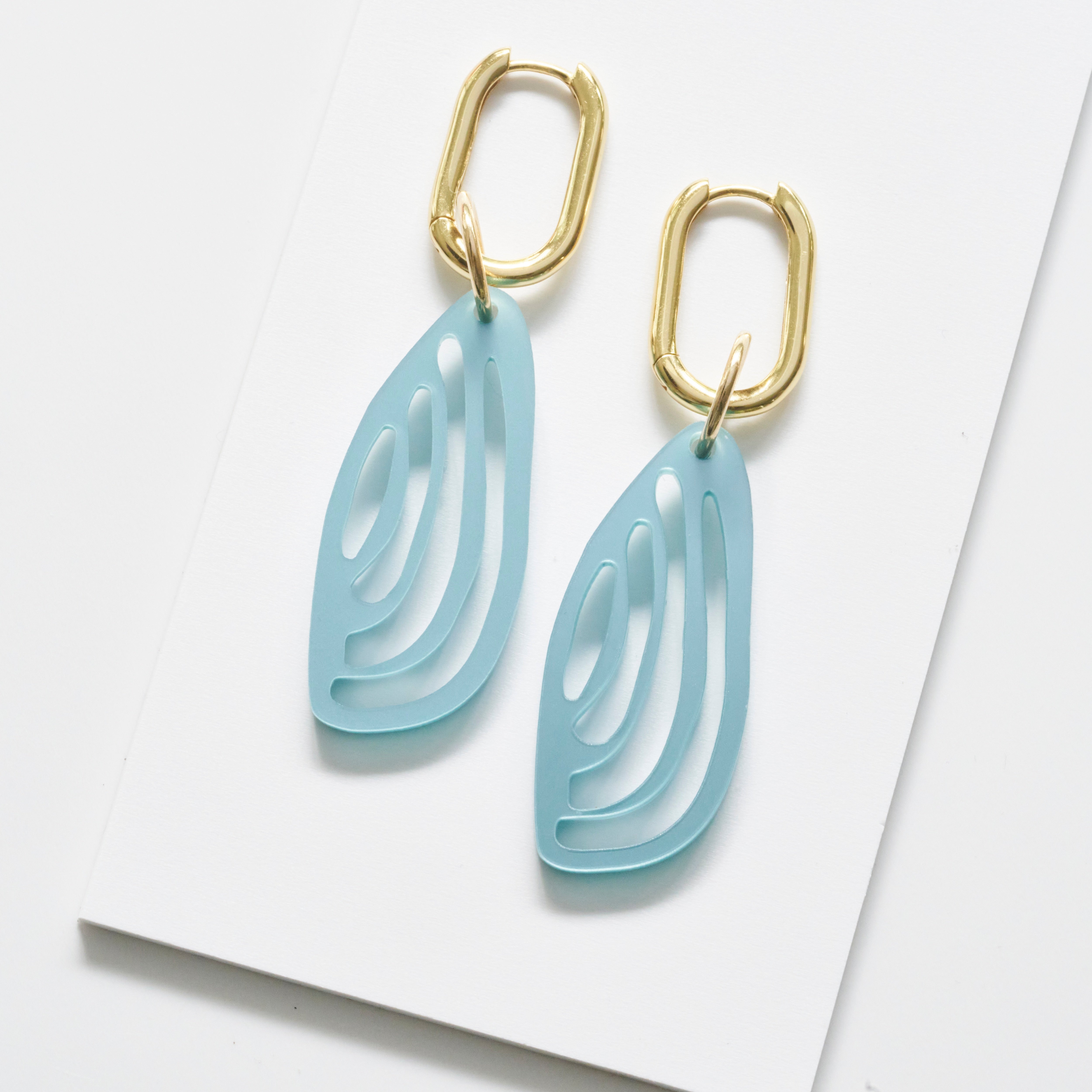 Kiana - pearly blue-acrylic glass-Veronica Antonucci-Vergoldete Kreole-Veronica Antonucci-nachhaltige-statement-ohrringe-schweiz