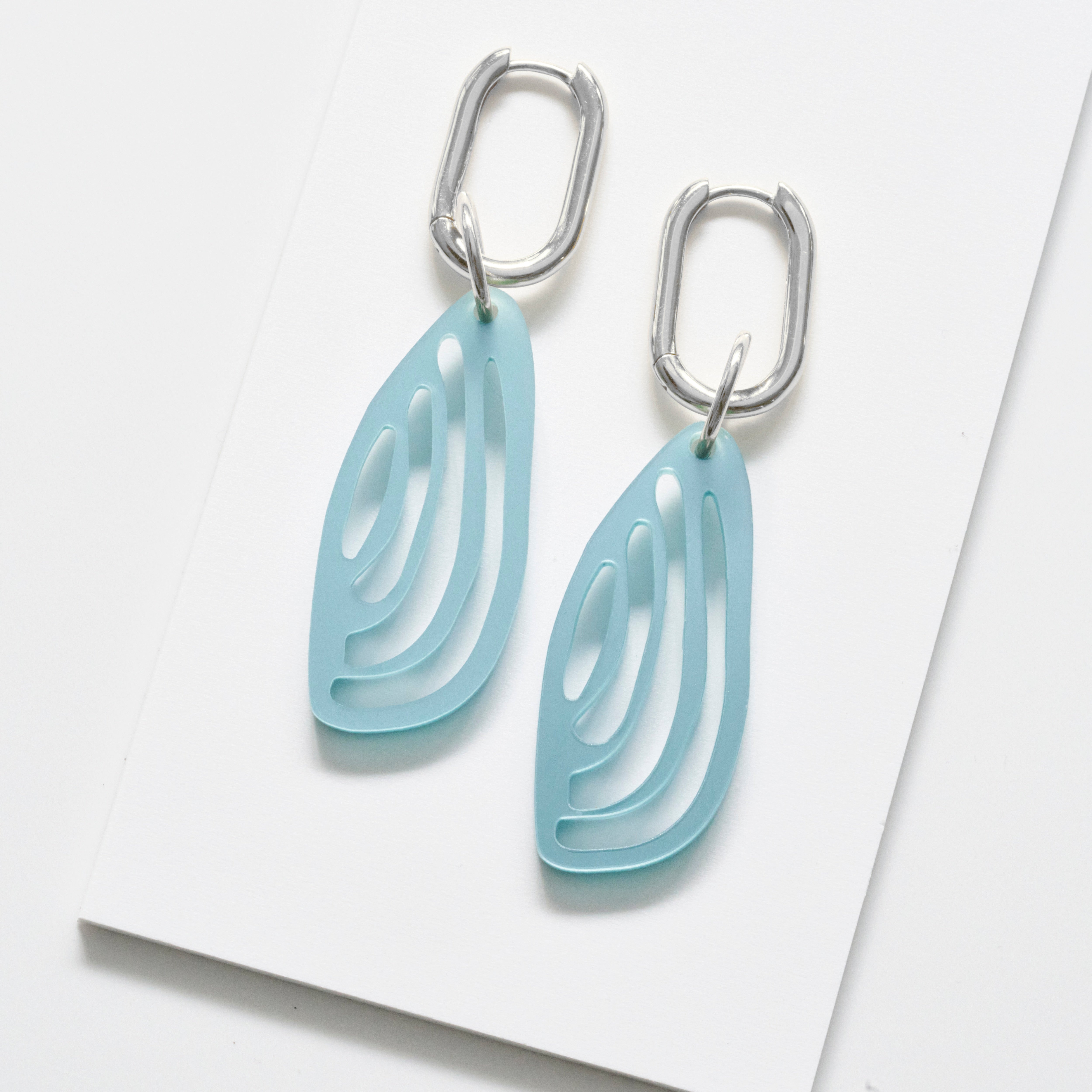 Kiana - pearly blue-acrylic glass-Veronica Antonucci-Silber Kreole-Veronica Antonucci-nachhaltige-statement-ohrringe-schweiz