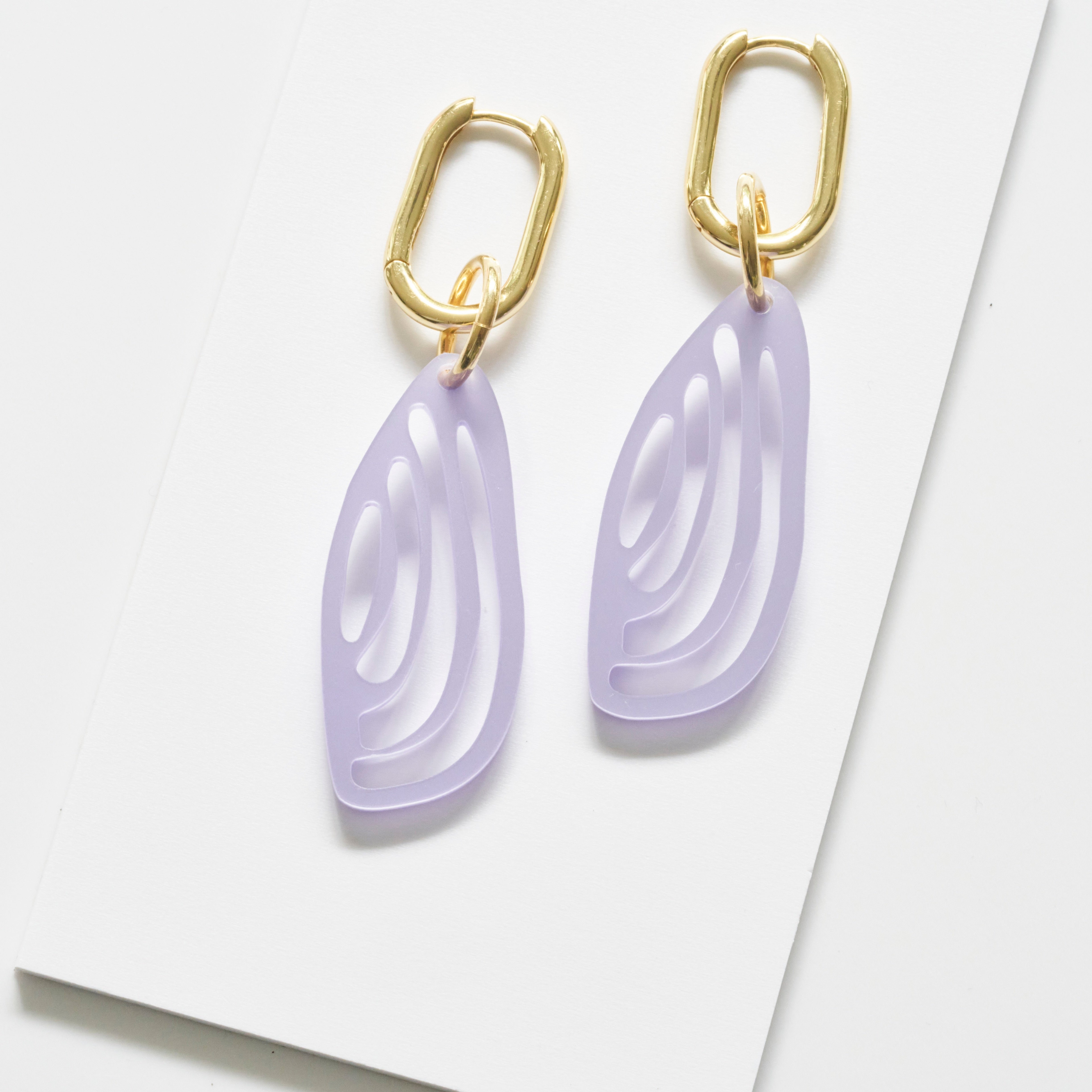 Kiana - pearly lavender-acrylic glass-Veronica Antonucci-Vergoldete Kreole-Veronica Antonucci-nachhaltige-statement-ohrringe-schweiz