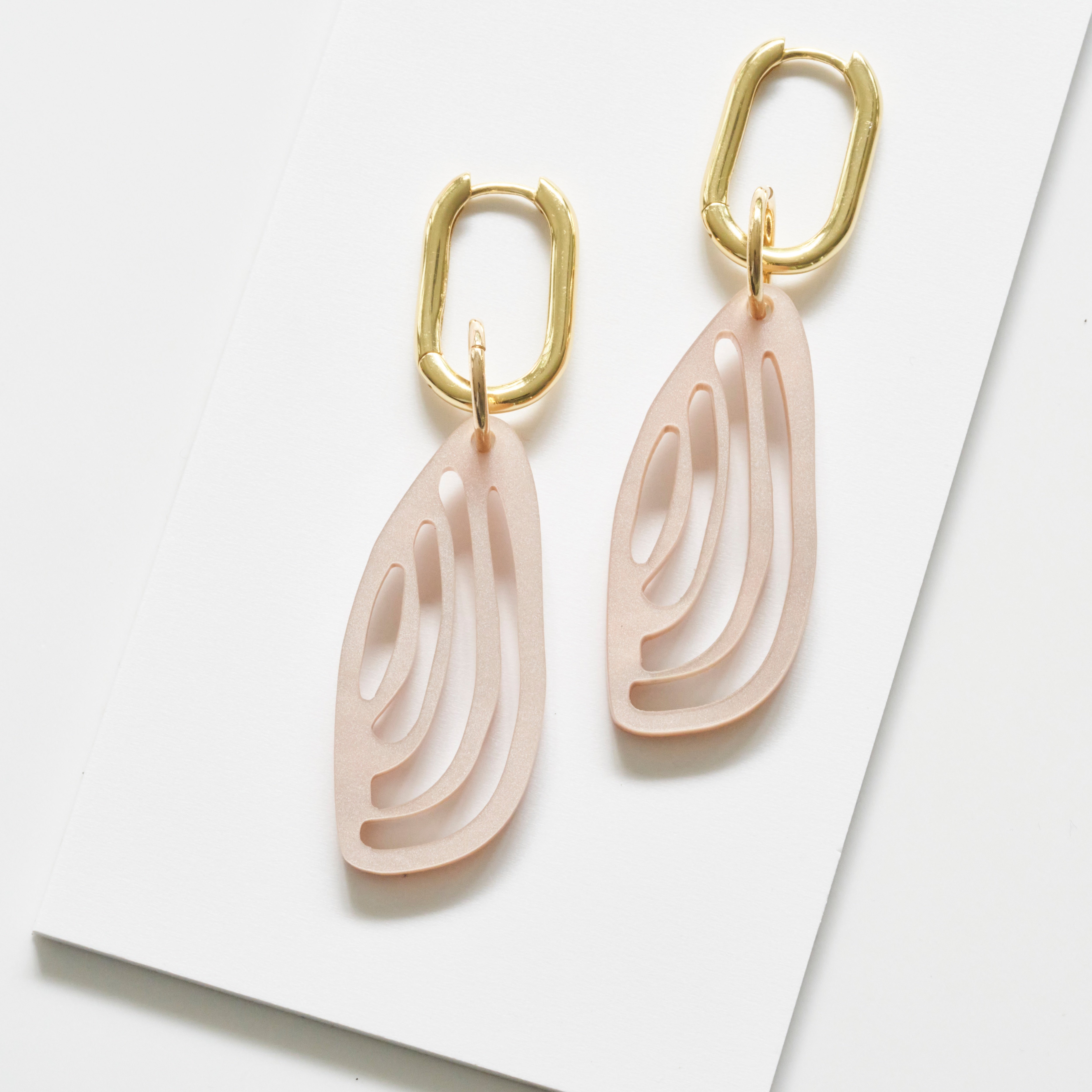 Kiana - pearly rose-acrylic glass-Veronica Antonucci-Vergoldete Kreole-Veronica Antonucci-nachhaltige-statement-ohrringe-schweiz