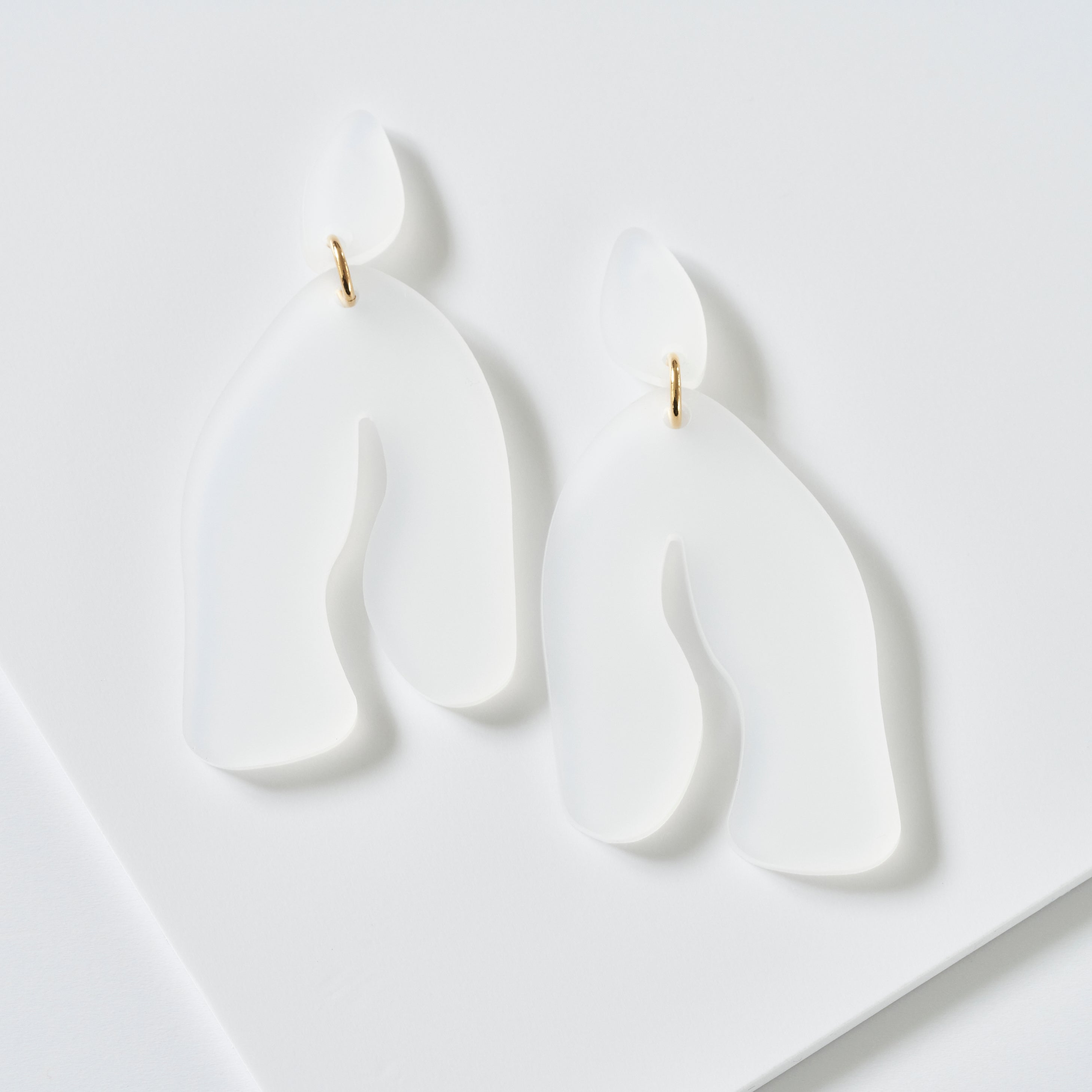 Kim - frosted white-Veronica Antonucci-Veronica Antonucci-nachhaltige-statement-ohrringe-schweiz