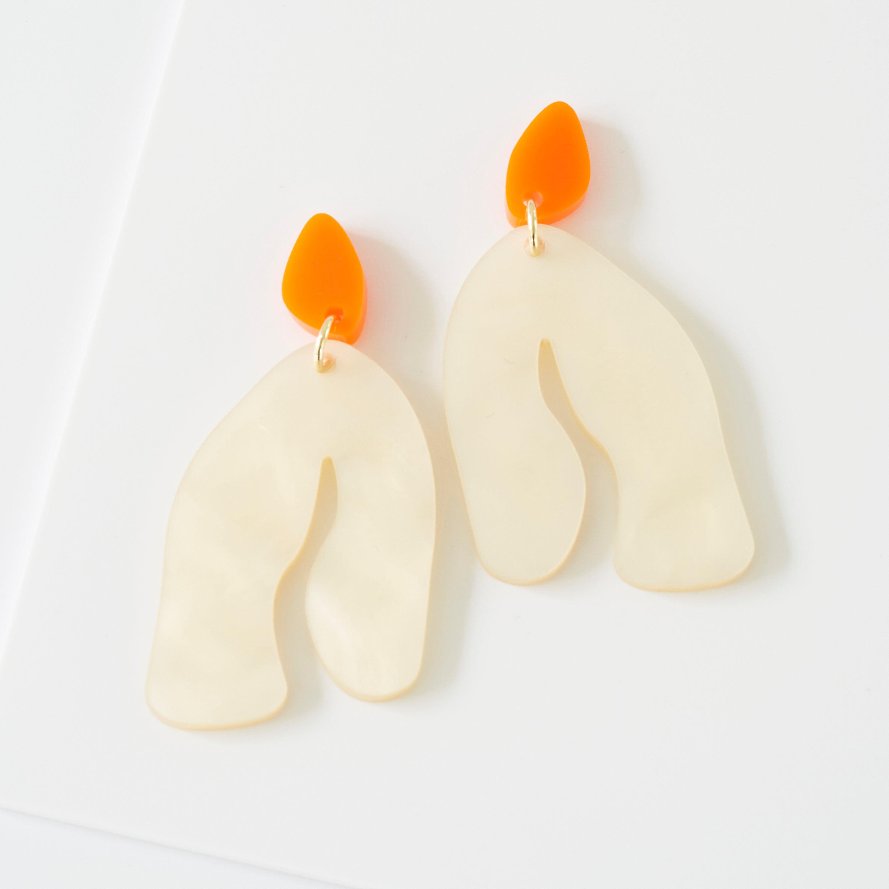 Kim - pearl and tangerine-Veronica Antonucci-Veronica Antonucci-nachhaltige-statement-ohrringe-schweiz