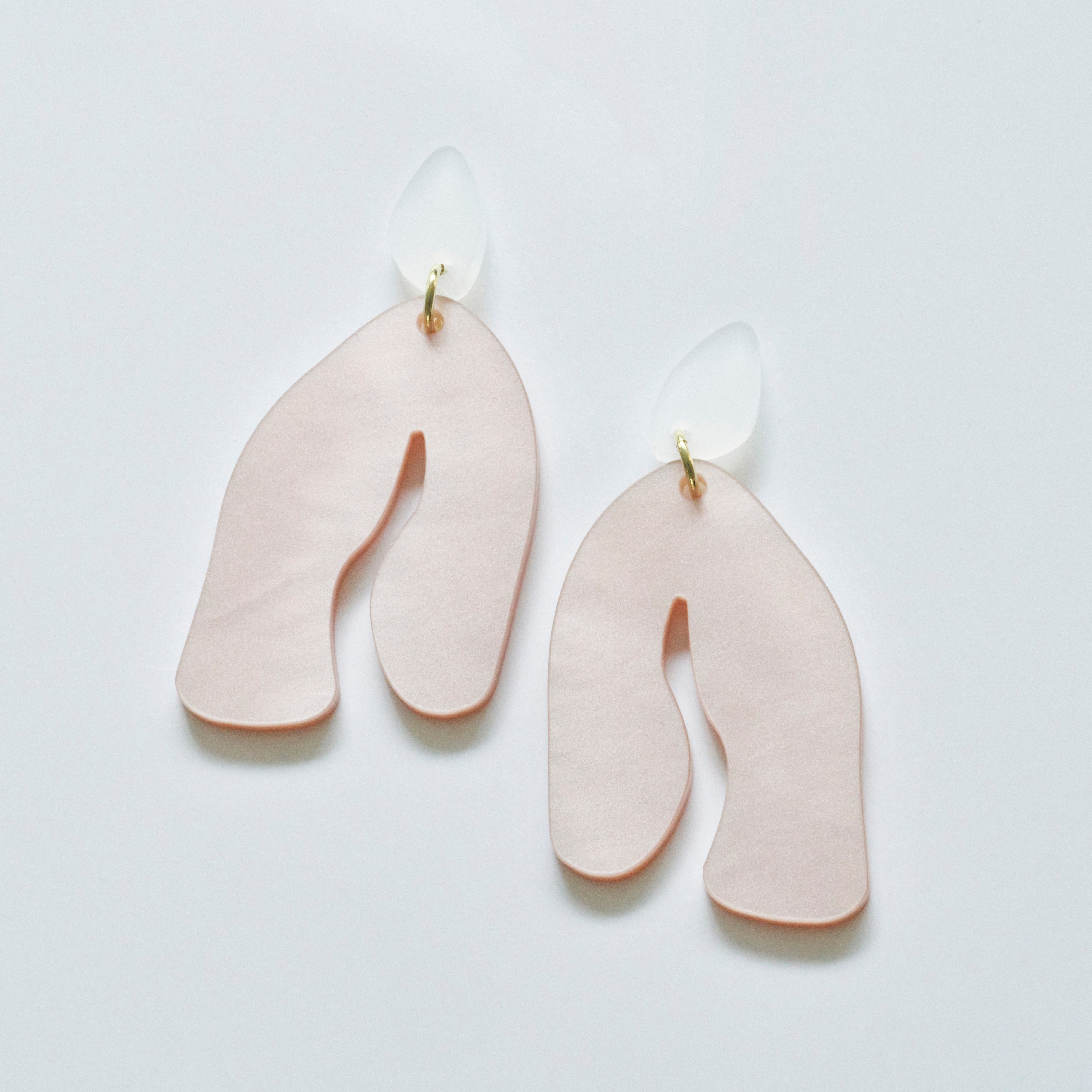 Kim - pearly rose and frosted white-Veronica Antonucci-Veronica Antonucci-nachhaltige-statement-ohrringe-schweiz