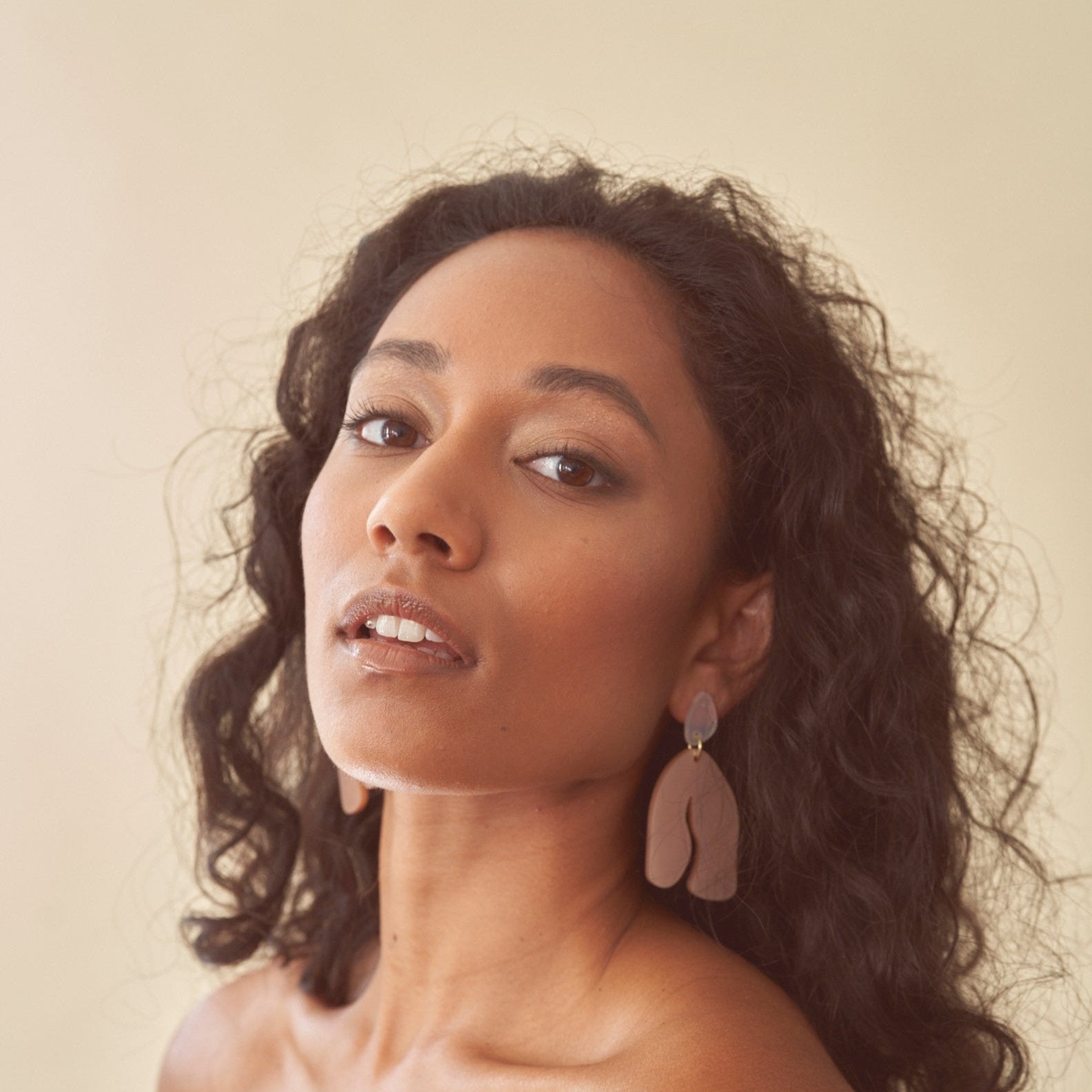 Kim - pearly rose and frosted white-Veronica Antonucci-Veronica Antonucci-nachhaltige-statement-ohrringe-schweiz