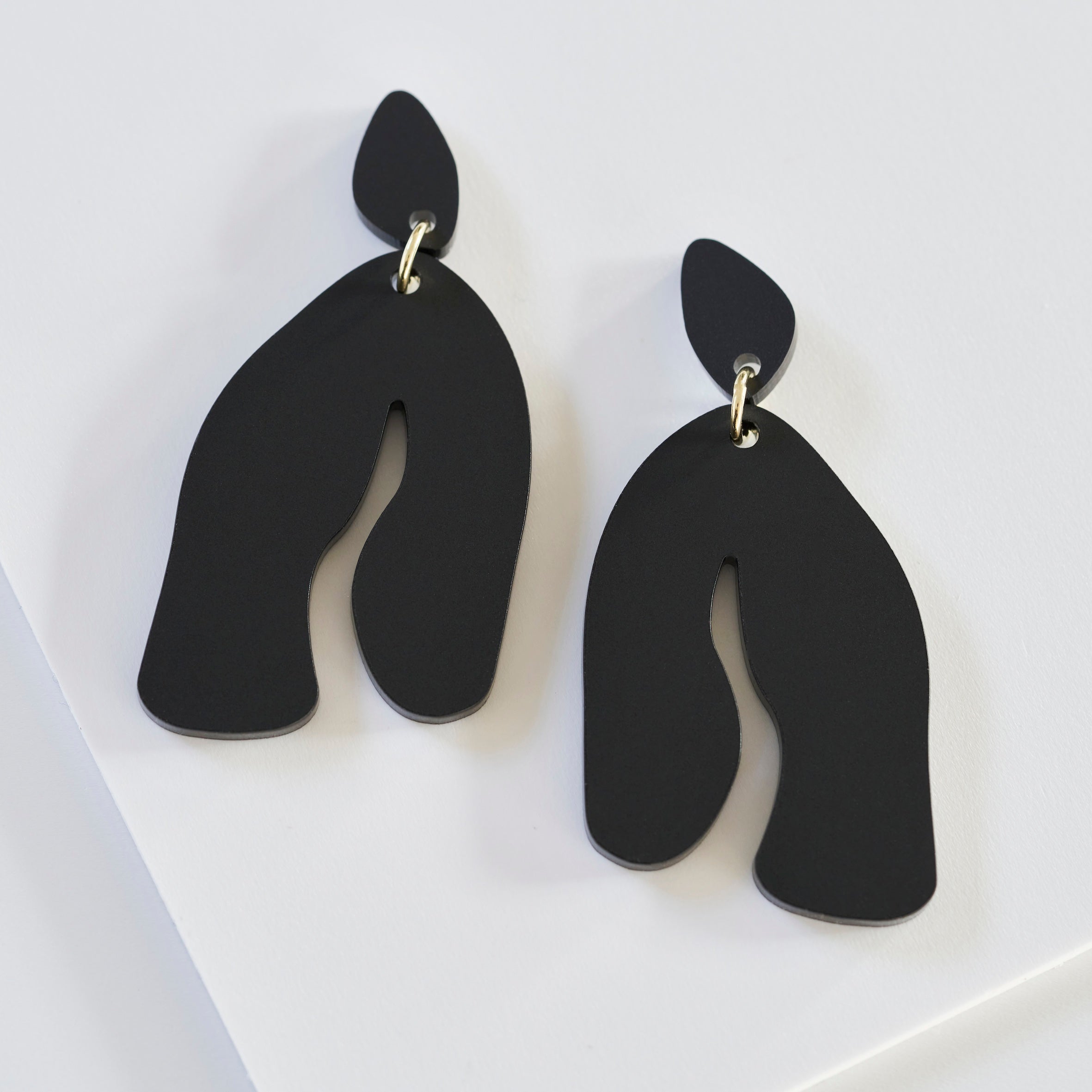 Kim-acrylic glass-Veronica Antonucci-frosted black-Veronica Antonucci-nachhaltige-statement-ohrringe-schweiz
