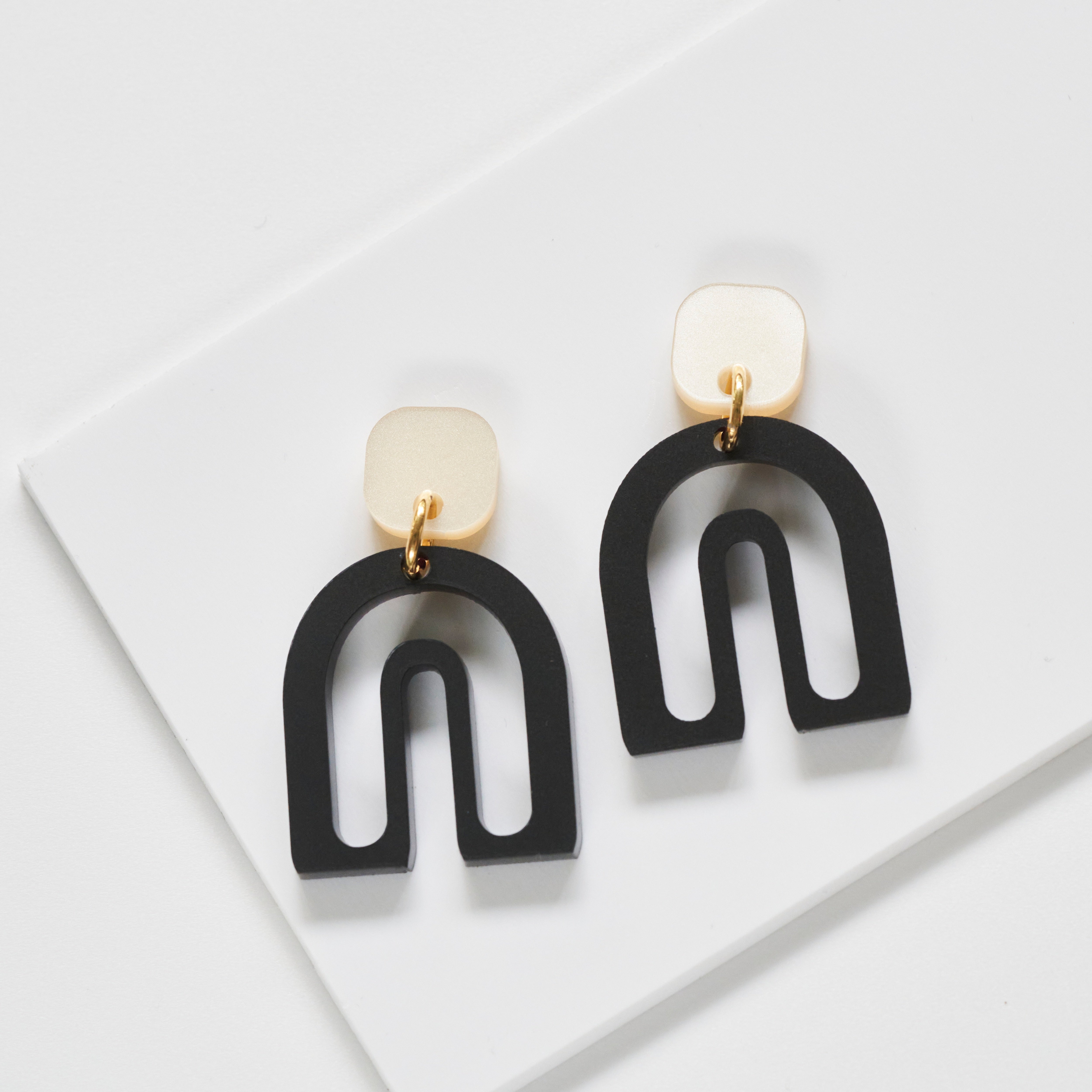 Pika - frosted black & pearl-Veronica Antonucci-Veronica Antonucci-nachhaltige-statement-ohrringe-schweiz