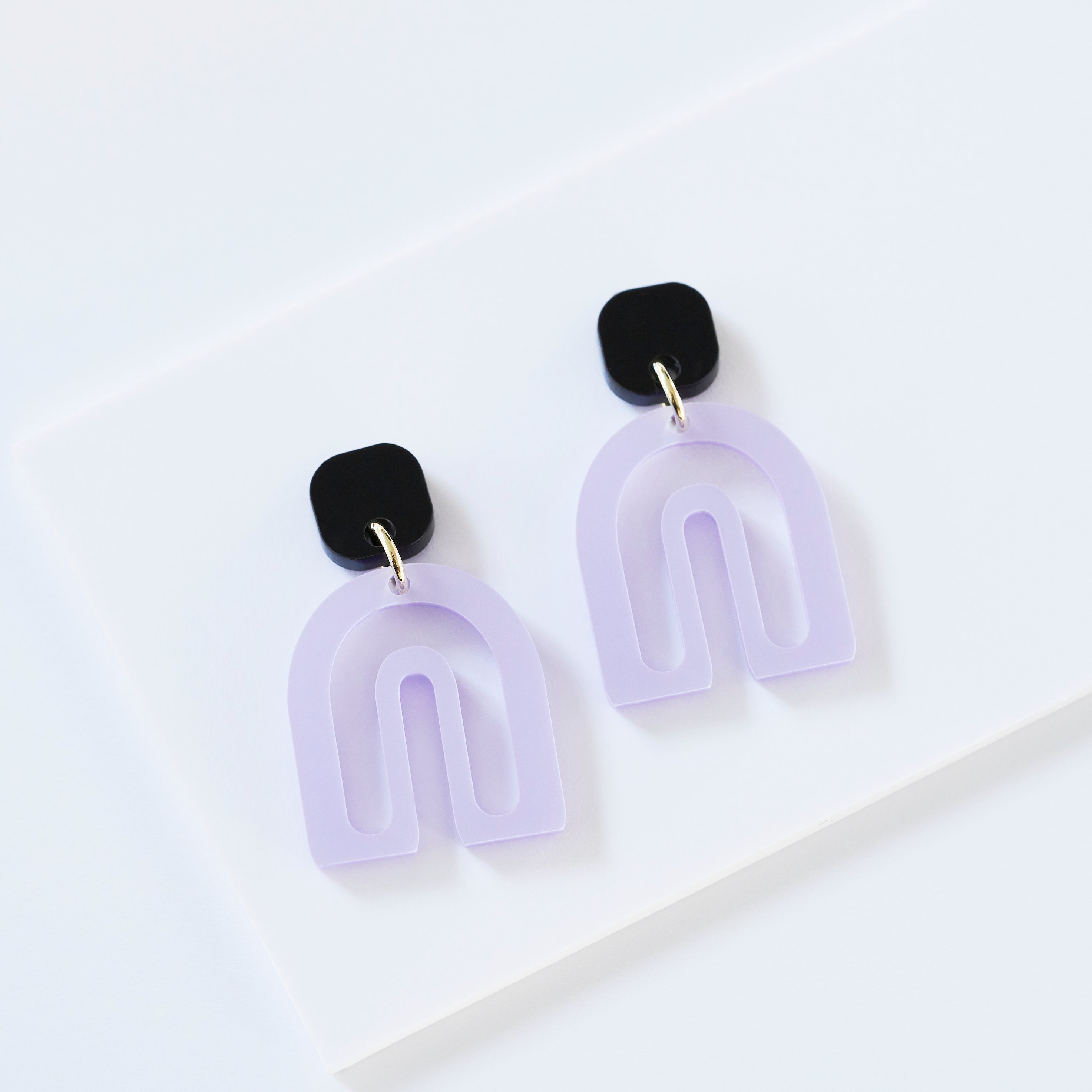 Pika - pearly lavender and black-Veronica Antonucci-Veronica Antonucci-nachhaltige-statement-ohrringe-schweiz