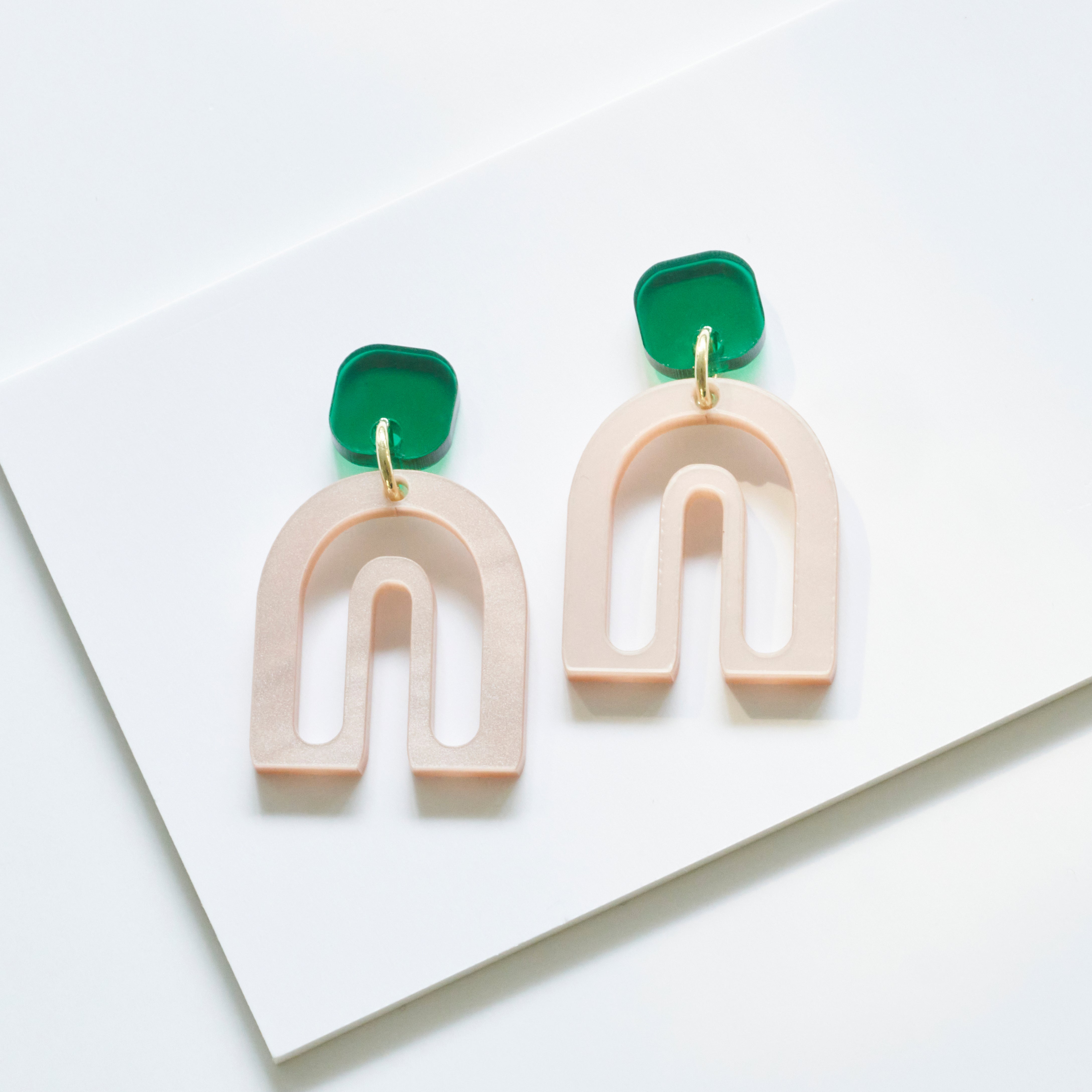 Pika - pearly rose and dark green-Veronica Antonucci-Veronica Antonucci-nachhaltige-statement-ohrringe-schweiz