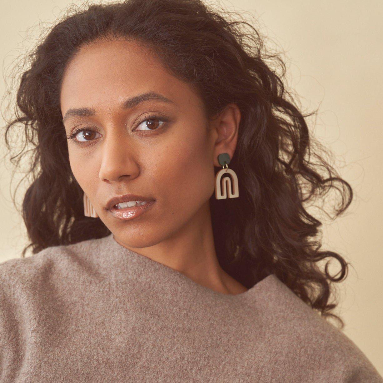 Pika - pearly rose and dark green-Veronica Antonucci-Veronica Antonucci-nachhaltige-statement-ohrringe-schweiz