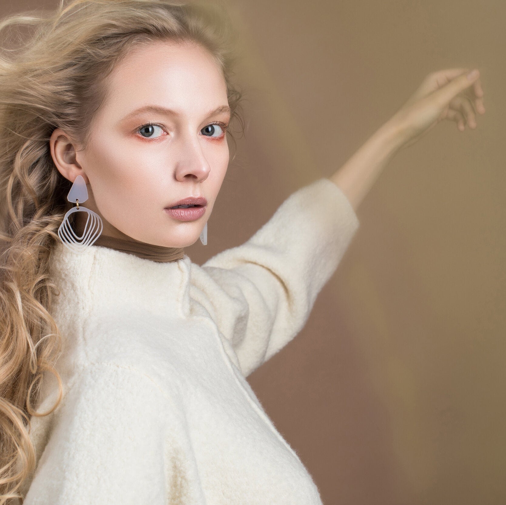 Anikó - frosted white-Veronica Antonucci-Veronica Antonucci-nachhaltige-statement-ohrringe-schweiz