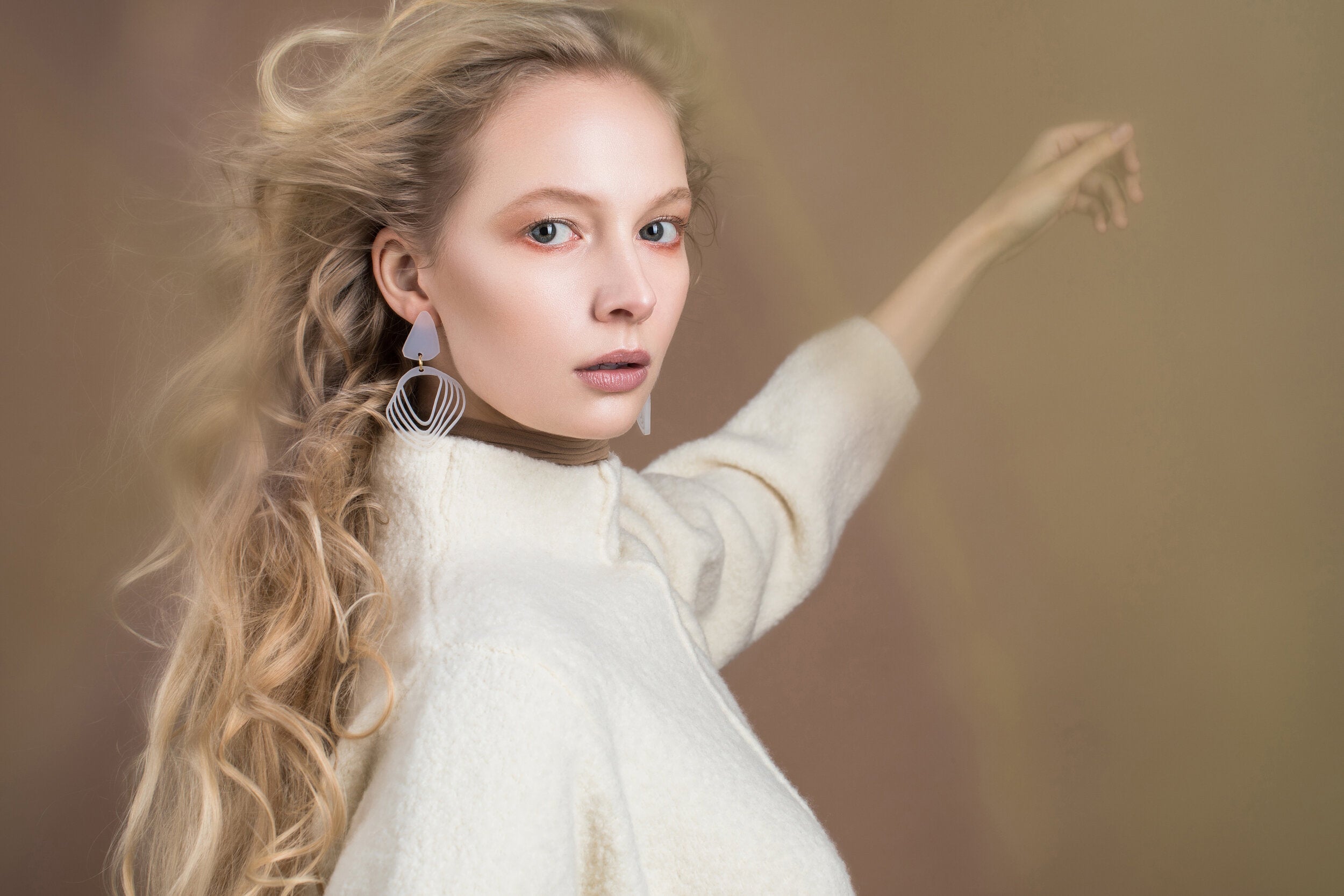 Anikó - frosted white-Veronica Antonucci-Veronica Antonucci-nachhaltige-statement-ohrringe-schweiz