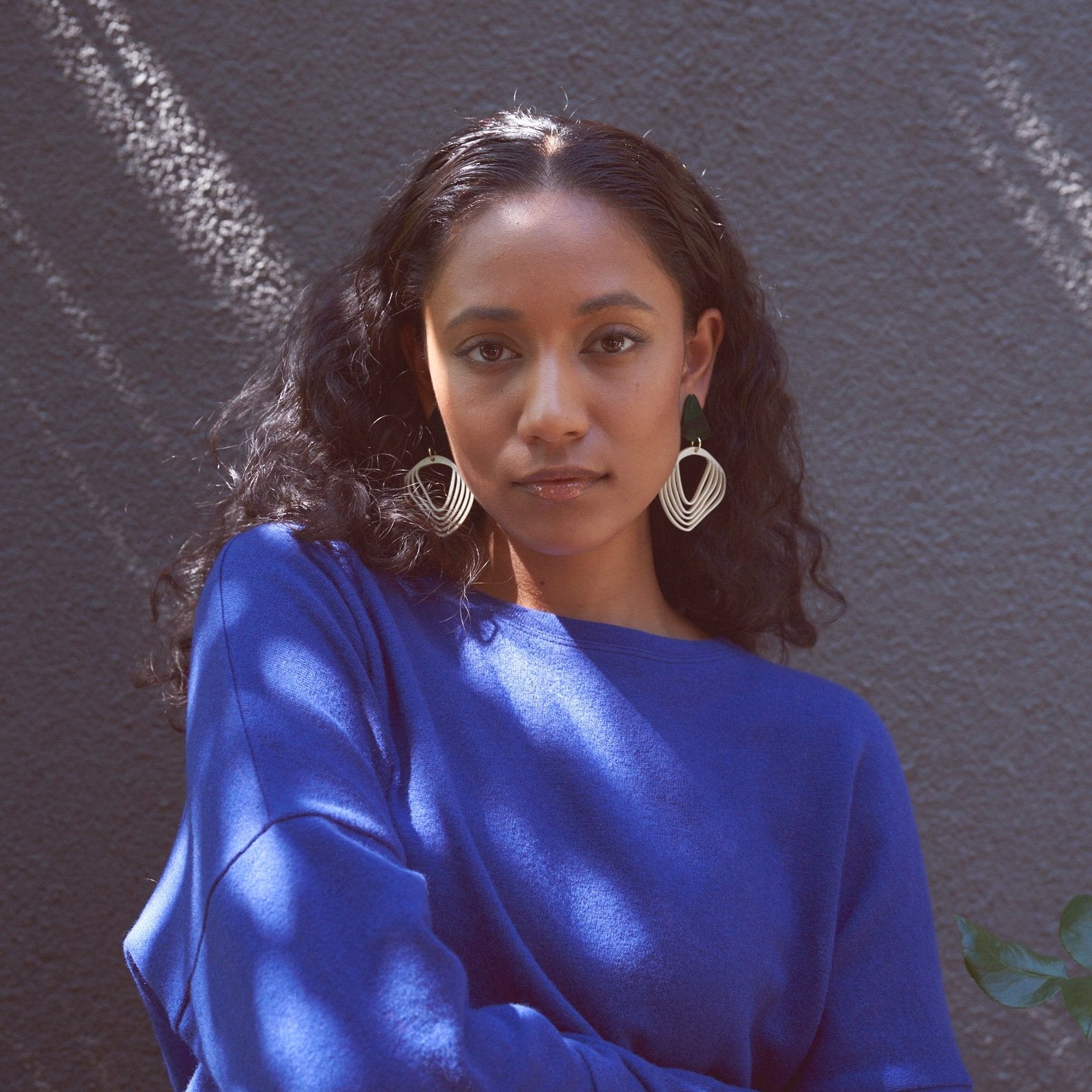 Anikó - pearl and dark green-Veronica Antonucci-Veronica Antonucci-nachhaltige-statement-ohrringe-schweiz