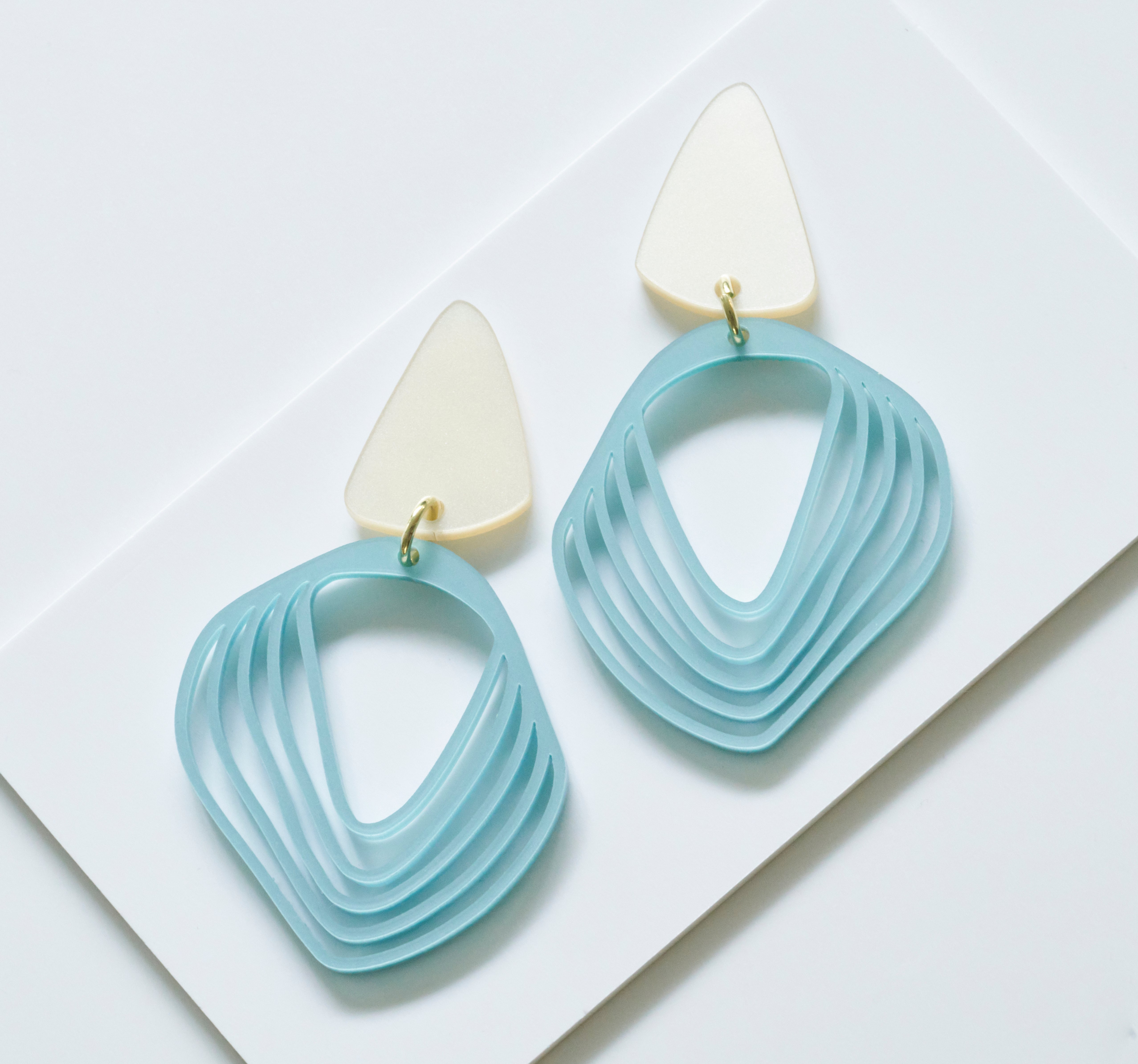 Anikó - pearly blue and pearl-Veronica Antonucci-Veronica Antonucci-nachhaltige-statement-ohrringe-schweiz