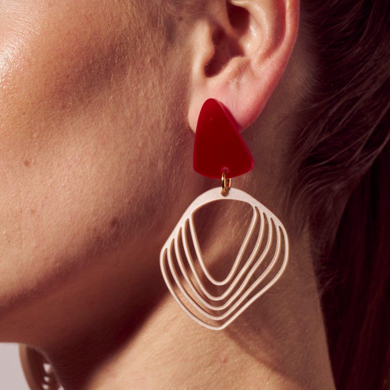 Anikó - pearly rose & deep red-Veronica Antonucci-Veronica Antonucci-nachhaltige-statement-ohrringe-schweiz